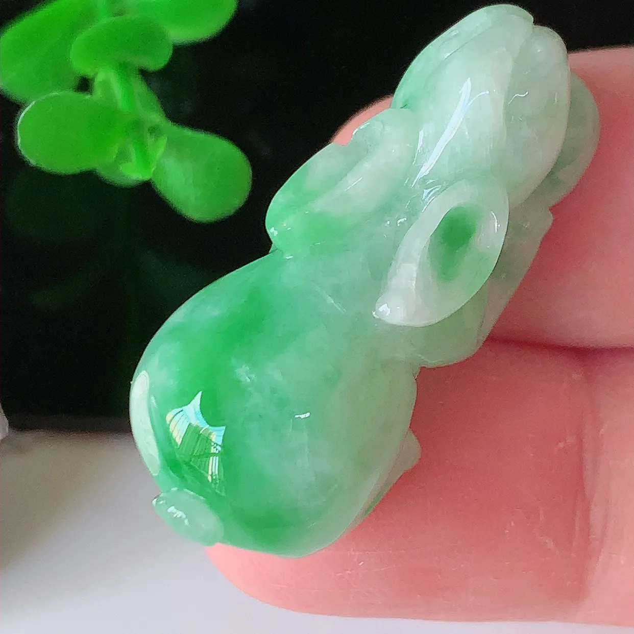 自然光实拍，冰润飘绿翡翠生意兔吊坠，种老水足，雕工精湛 ，寓意美好，佩戴时尚出众！#87.4