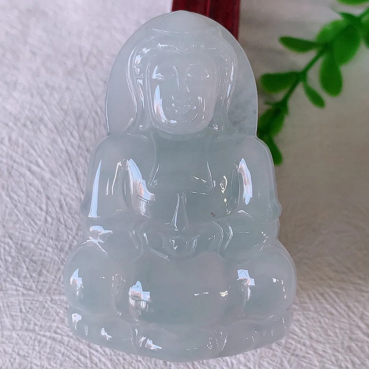自然光实拍，冰胶观音吊坠，赐福翡翠观音，翠绿迷人，观音面相端庄，佩戴时尚出众！#46.4