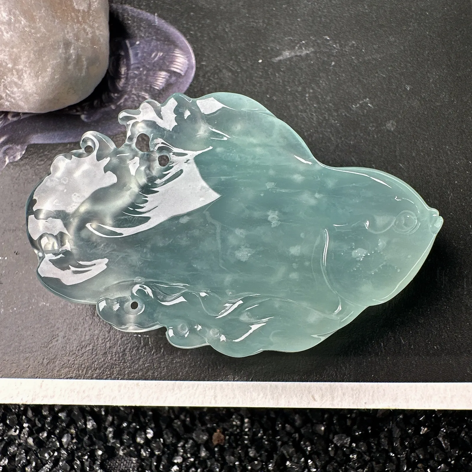 【冰种天空蓝小鱼儿】连年有余，质地不错，纯净细腻，胶感好。雕工精美，寓意好。