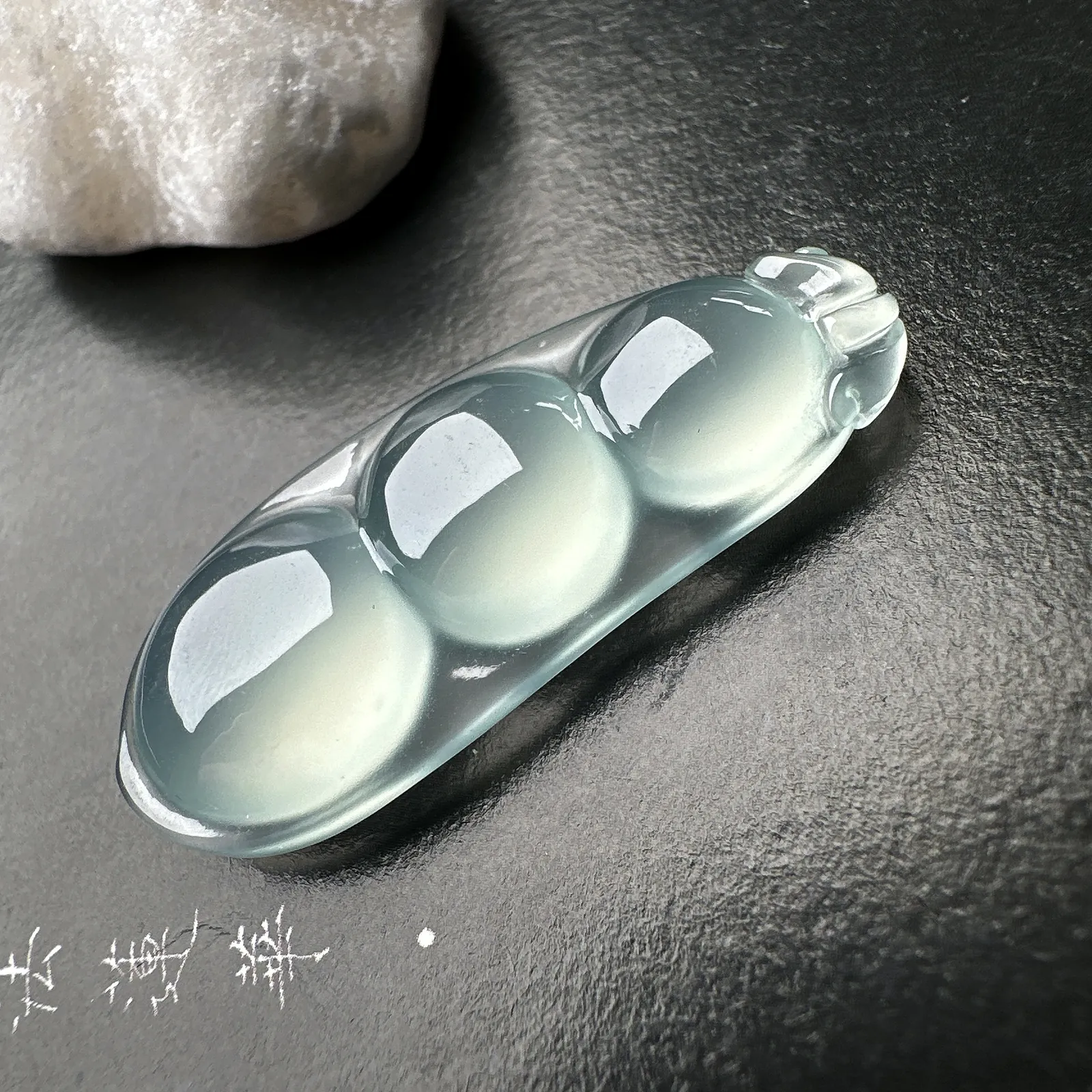 【冰种福豆吊坠】有底色起钢光，种地上乘，冰感十足，通透起光，饱满圆润