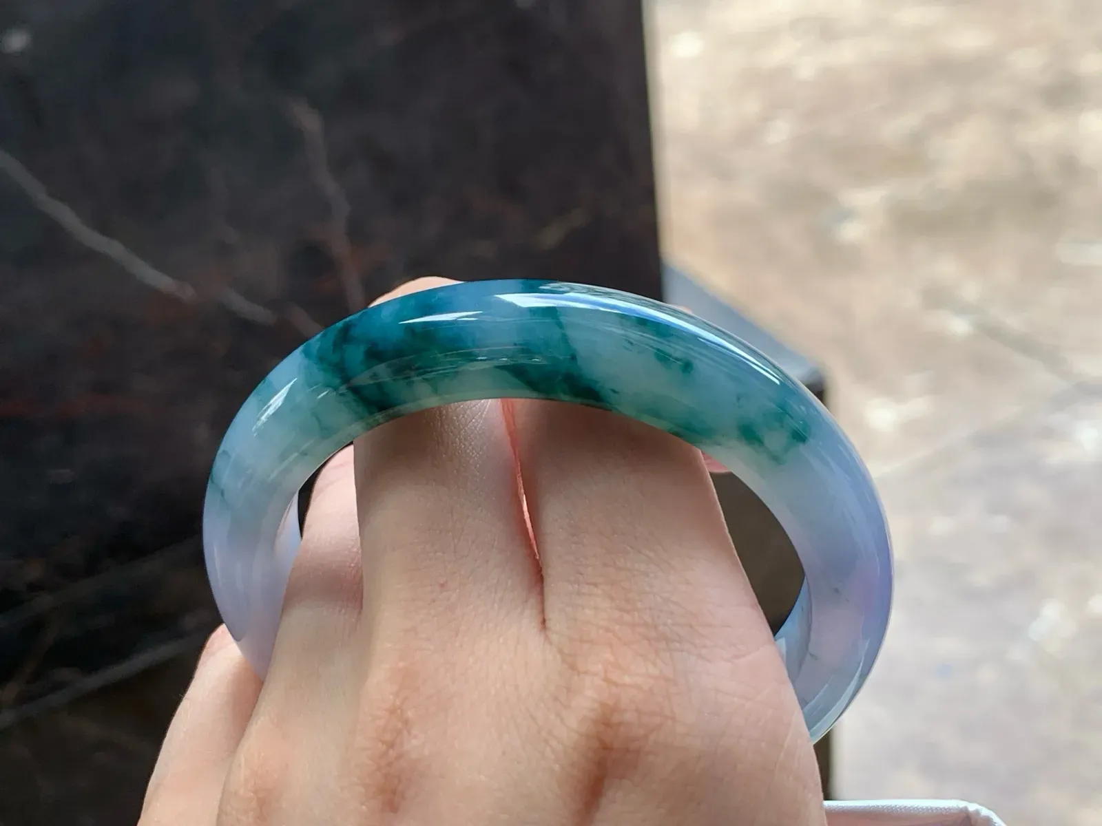 紫罗兰飘花手镯
水润独特 57.5/12.8/9