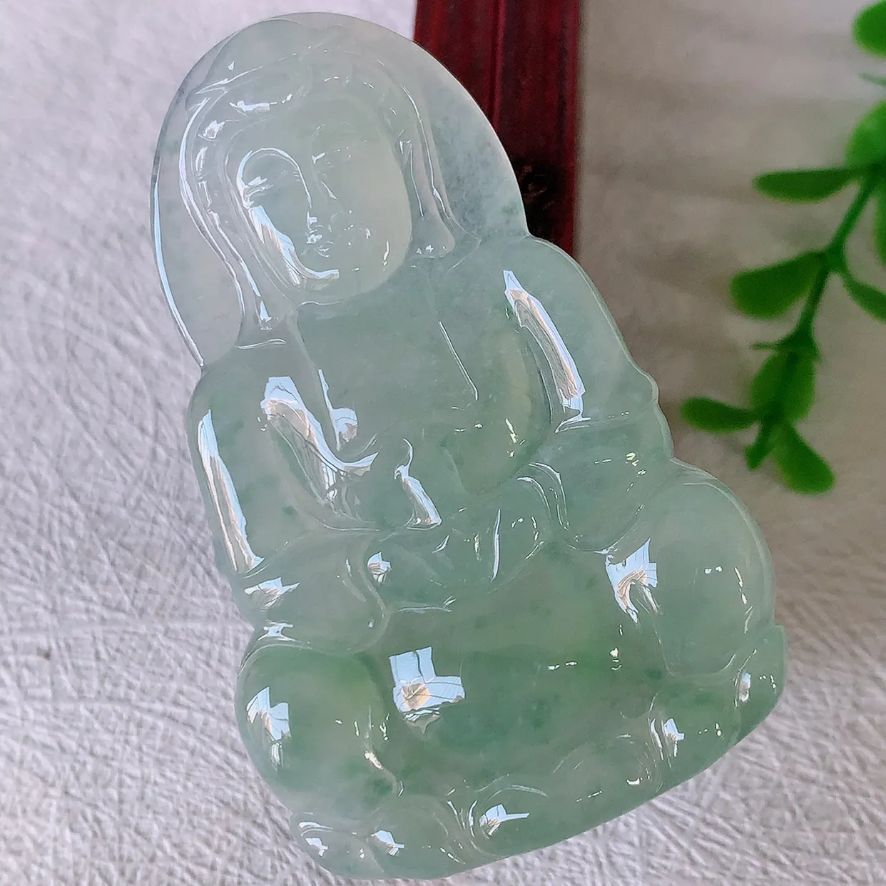 自然光实拍，大件冰种飘花翡翠正庄观音菩萨吊坠，赐福翡翠观音，翠绿迷人，观音面相端庄，佩戴时尚出众！#57.4