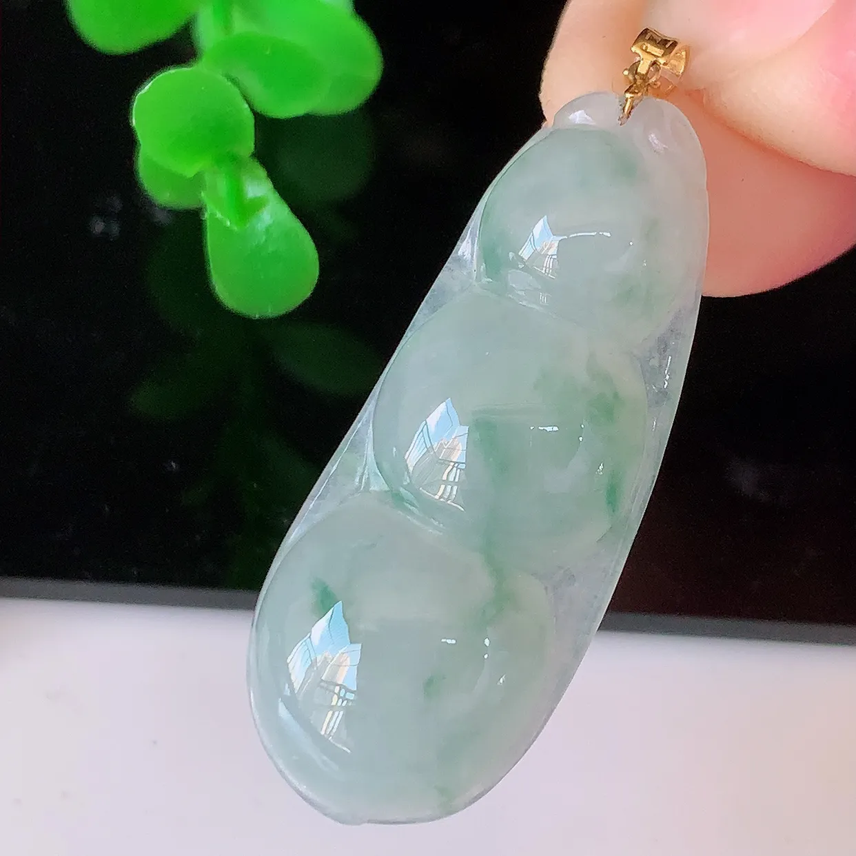 18K金镶嵌冰飘花翡翠四季豆吊坠，平安豆福豆玉坠，冰润通透，豆粒饱满，寓意：豆蔻年华！#49.4