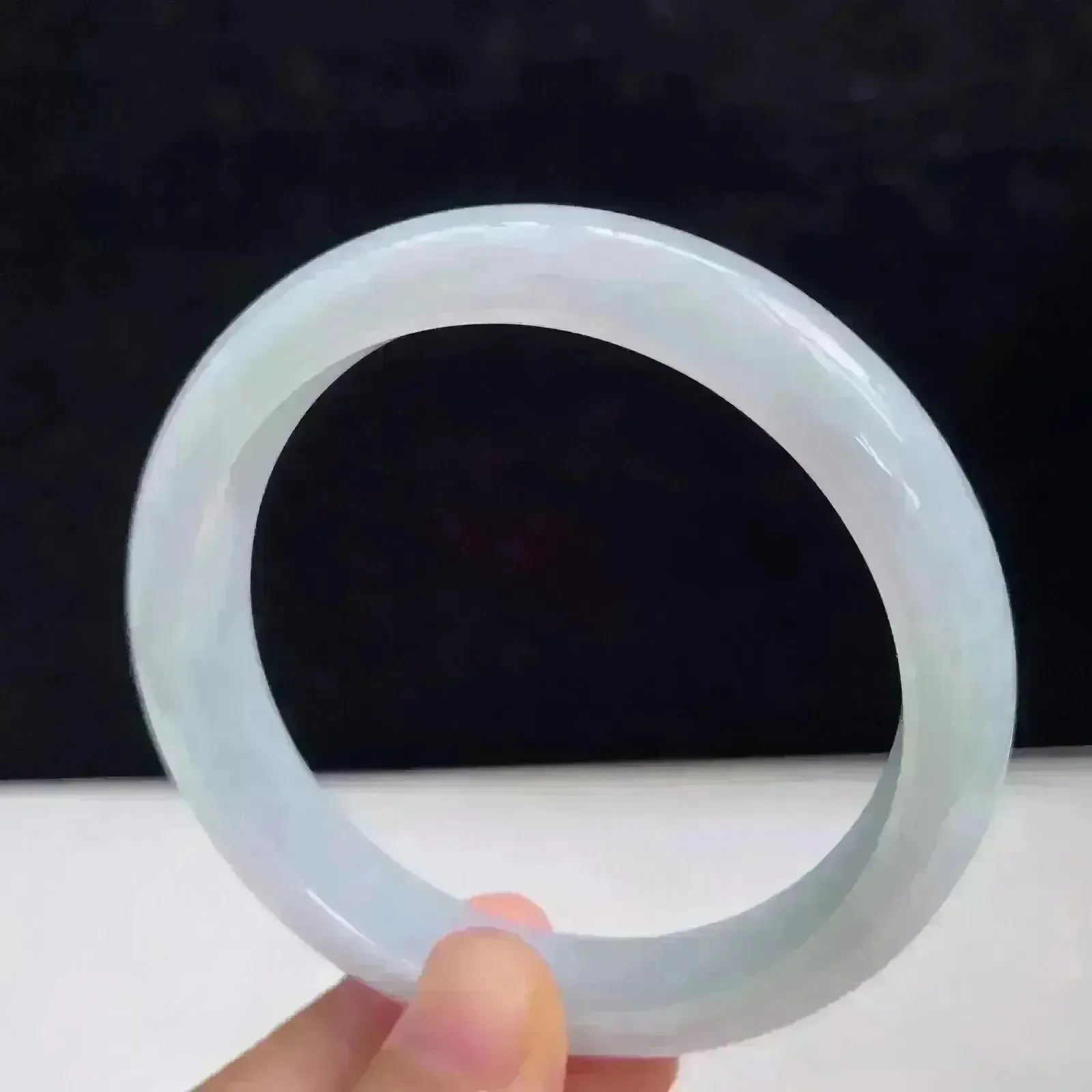 自然光拍摄天然翡翠A货春彩好种水58mm正圈手镯 51.40克