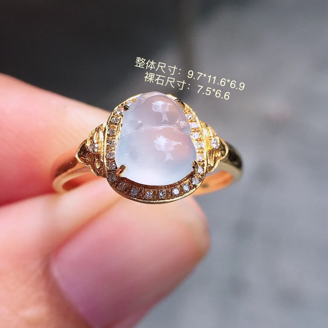 冰种猪猪戒指，玉质细腻，荧光感超
强，饱满圆润，尽显优雅气质，18k
金豪华镶嵌