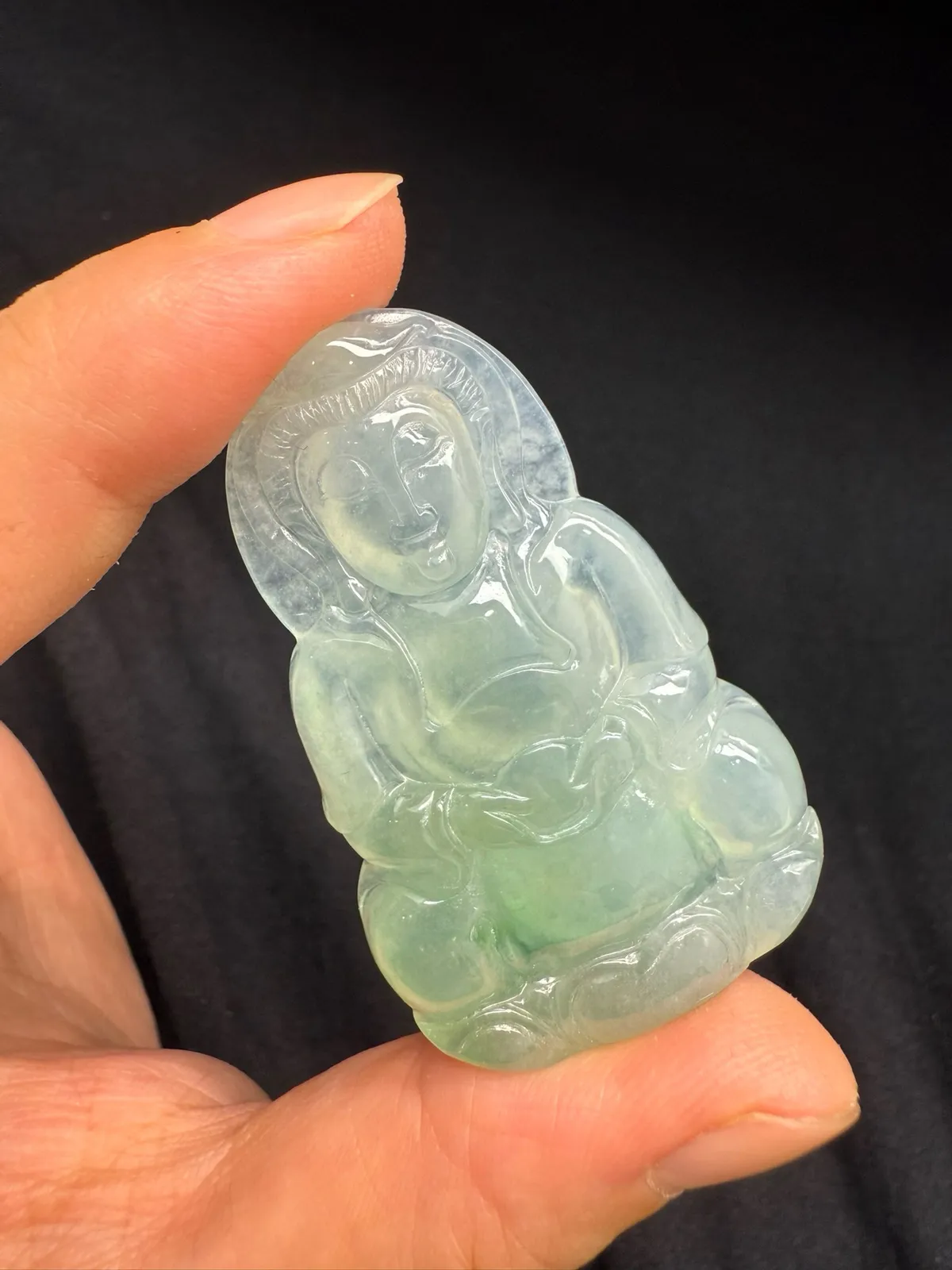 天然A货翡翠 观音（实物更美）
规格：54.1*32.6*6.8mm