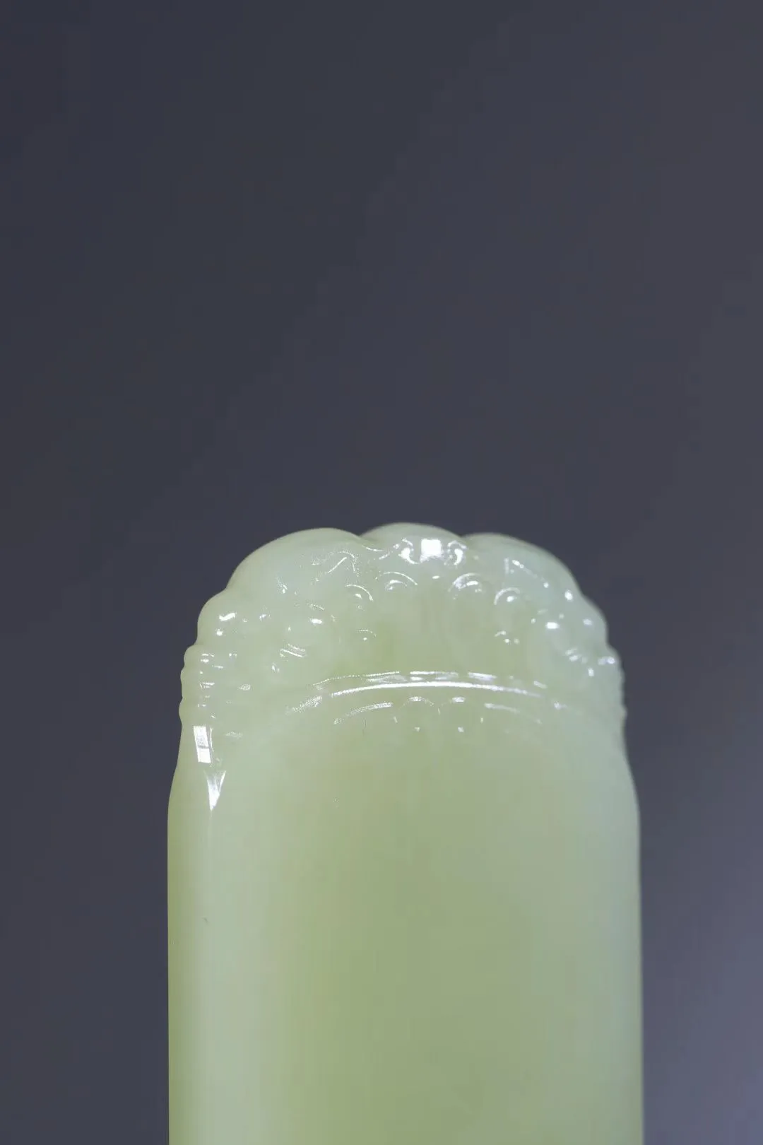 精选美物
【黄玉·无事牌】精品黄口料，玉质细腻，色若蒸栗，脂润馨香，无事无物，简单典雅，纯手工打磨，抛光精细光洁，“无事牌”又被当作“许愿牌”，把祝福许在“ 平安牌”上，愿望就能实现，并守护一生。历尽世间苍桑，伴君喜乐安康。
【规格】72-37-10mm,69.4g