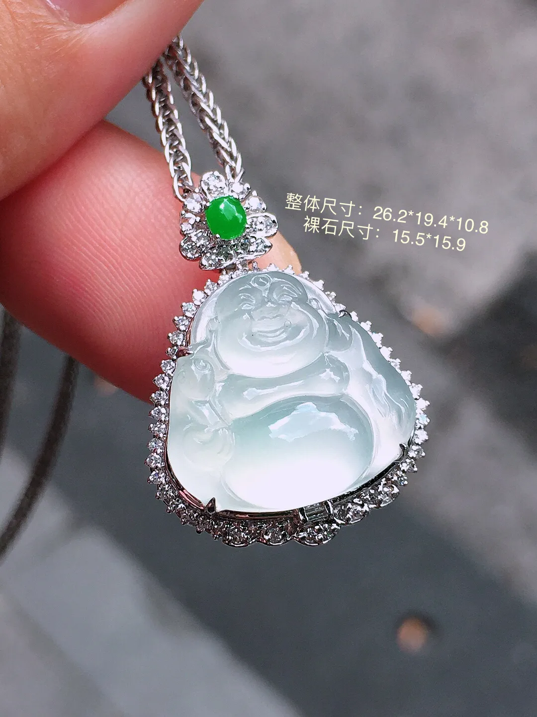 冰种佛公吊坠，玉质细腻，荧光感超
强，饱满圆润，尽显优雅气质，18k
金豪华镶嵌