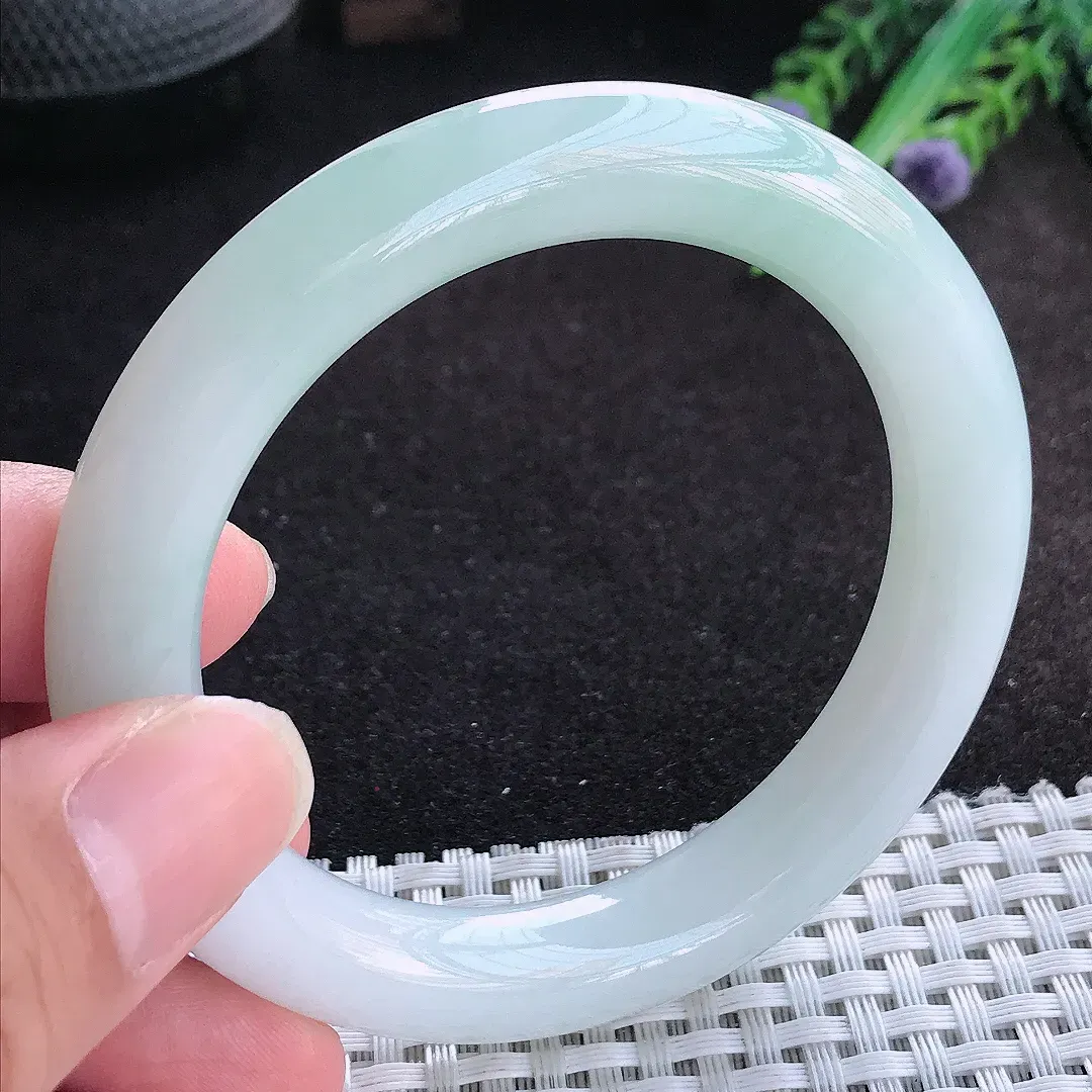 自然光54.5/10.7/10.2老坑秀气冰润浅绿圆条手镯天然翡翠玉镯百搭女款