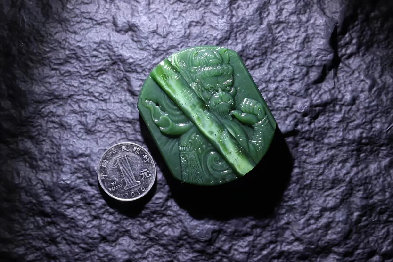 收藏美物
【大圣归来】金猴奋起千钧棒，玉宇澄清万里埃。油润润的老坑碧玉猫眼料，规整大气，如意称手！纯手工精雕细琢，幻世当空，恩怨休怀，舍悟迷离，六尘不改，且怒且悲且狂哉，放纵桀骜，世恶道险终究难逃，称王称圣，五百年桑田沧海，志向不改，信念不衰。观赏把玩，意趣无穷。
【规格】58-49-14mm，85.5g