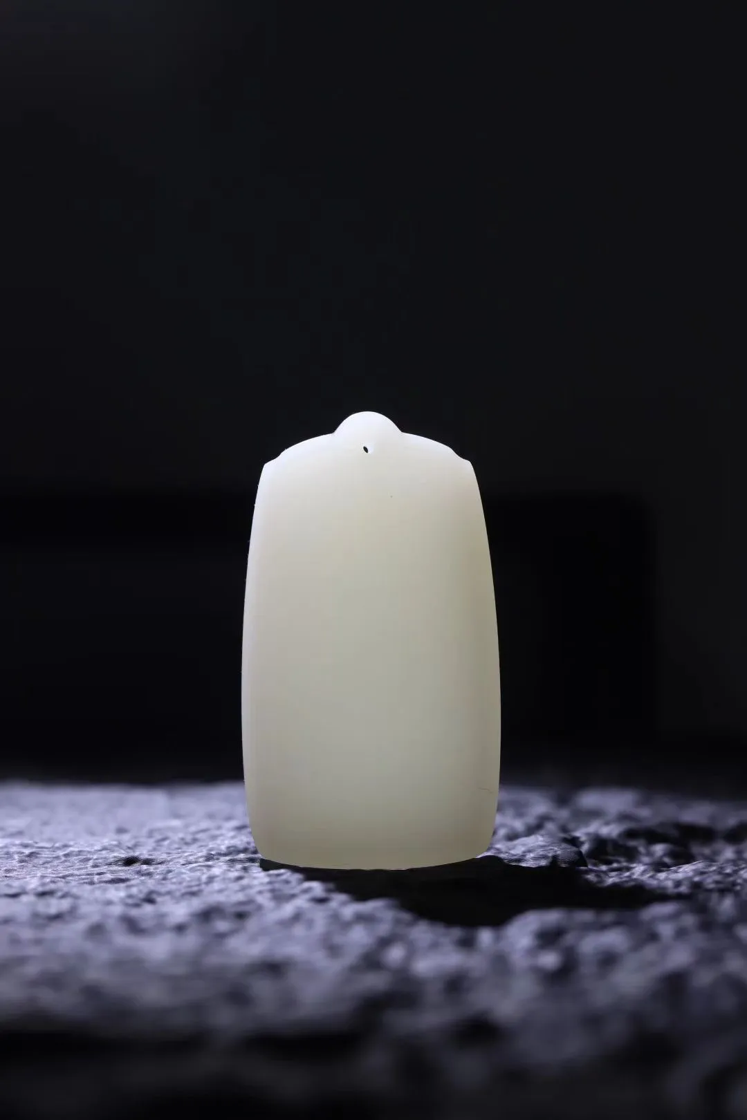 【平安牌】
和田玉白玉打磨平安牌。质地温润细腻，品质高贵，线条优美流畅，透出几分灵秀，光洁平坦，双面均不雕琢任何图腾或文字，“无饰”与“无事”谐音，故称平安无事牌。佩戴保平安，添吉祥
尺寸:61-33-12mm重66克