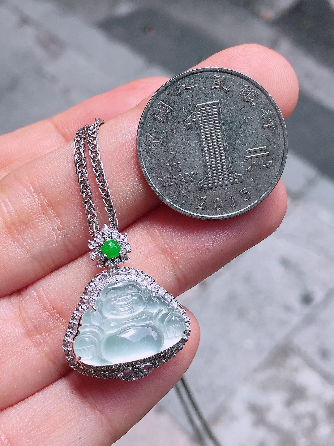 冰种佛公吊坠，玉质细腻，荧光感超
强，饱满圆润，尽显优雅气质，18k
金豪华镶嵌