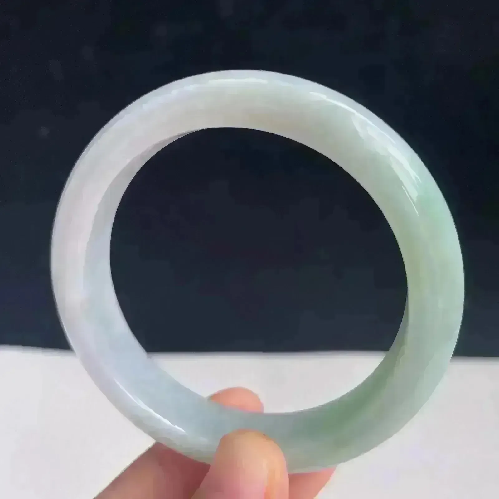自然光拍摄54mm天然翡翠浅绿正圈手镯 52.32克