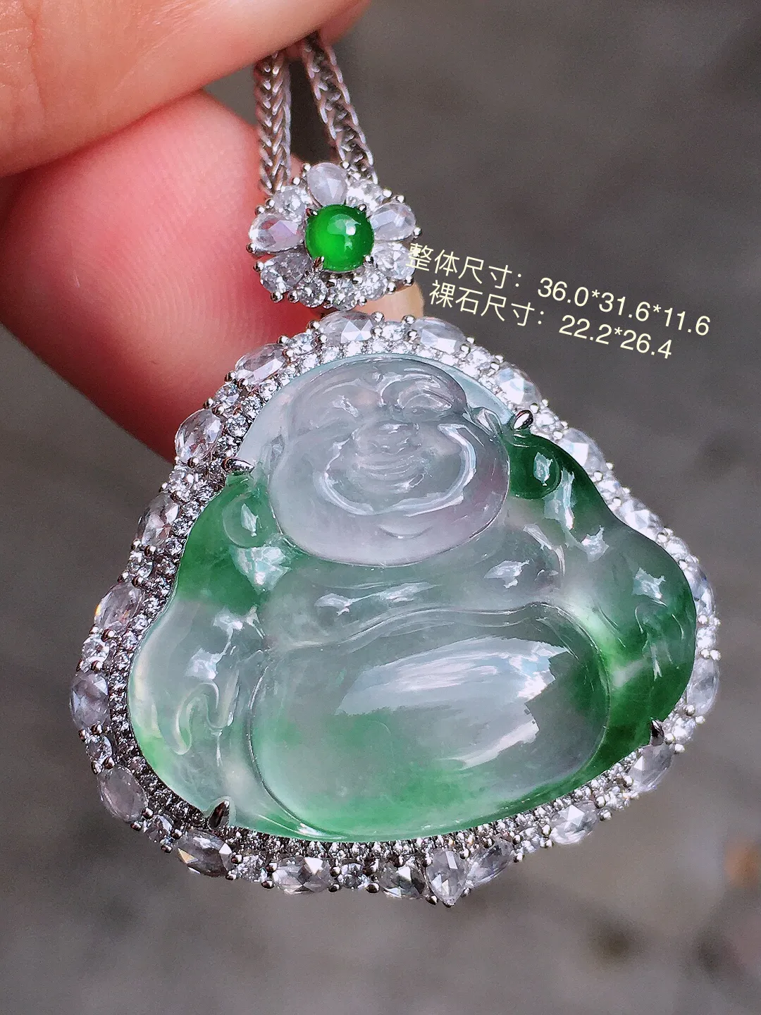 冰飘花佛公吊坠，色泽艳丽，玉质细腻，荧光感超
强，饱满圆润，尽显优雅气质，18k
金豪华镶嵌