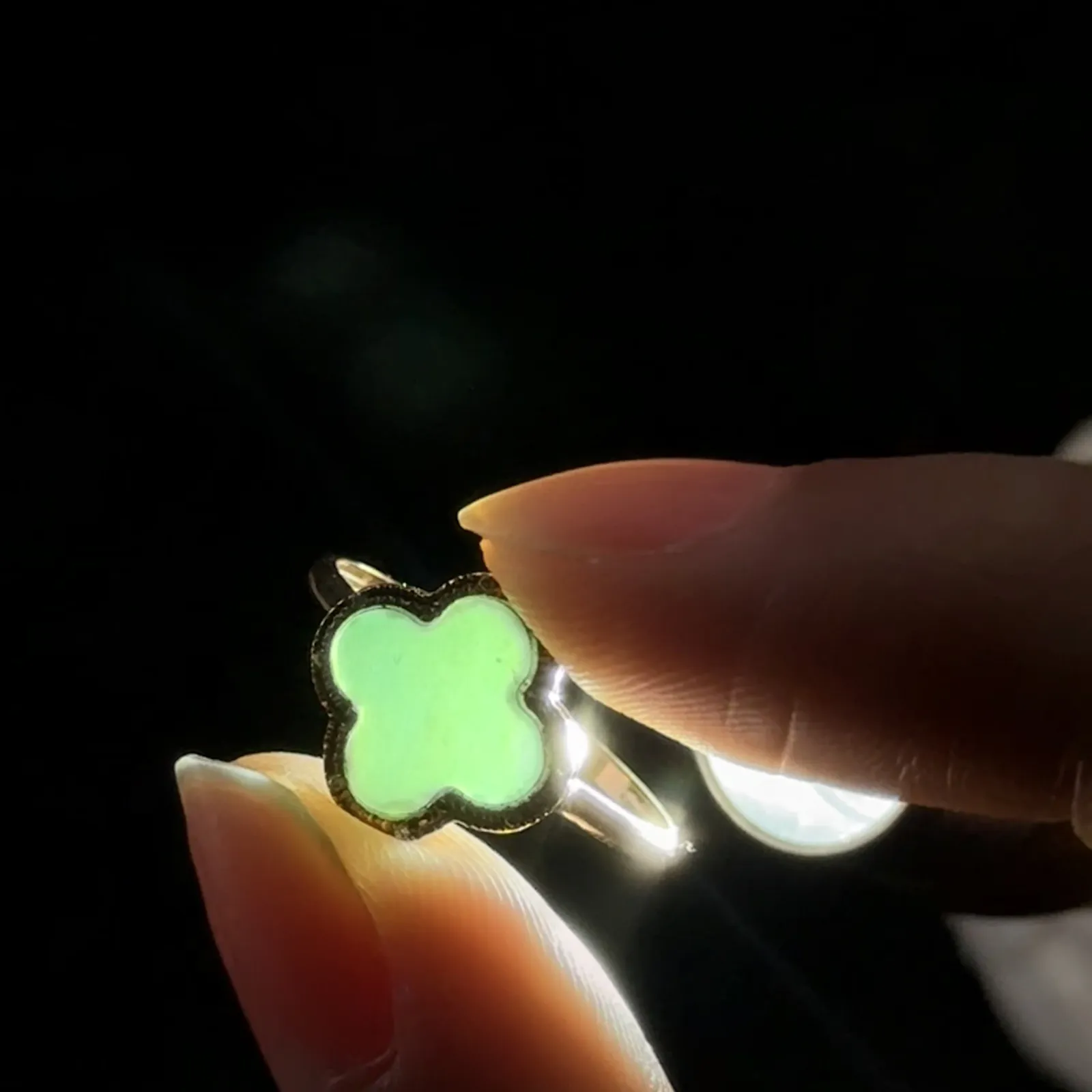 精品18k墨翠四叶草女戒 种好色正 打灯通透 油性十足