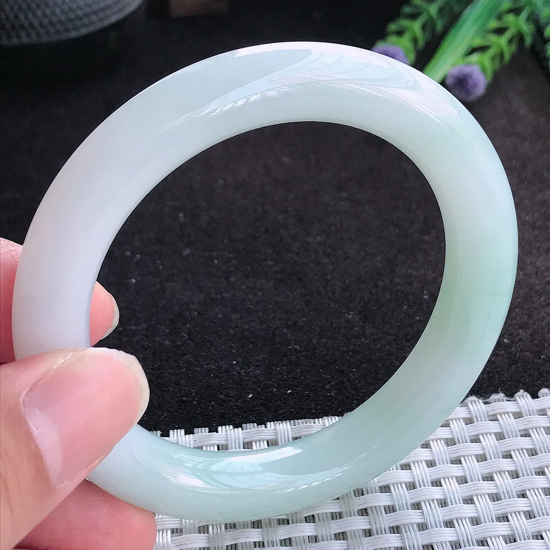 自然光54.5/10.7/10.2老坑秀气冰润浅绿圆条手镯天然翡翠玉镯百搭女款