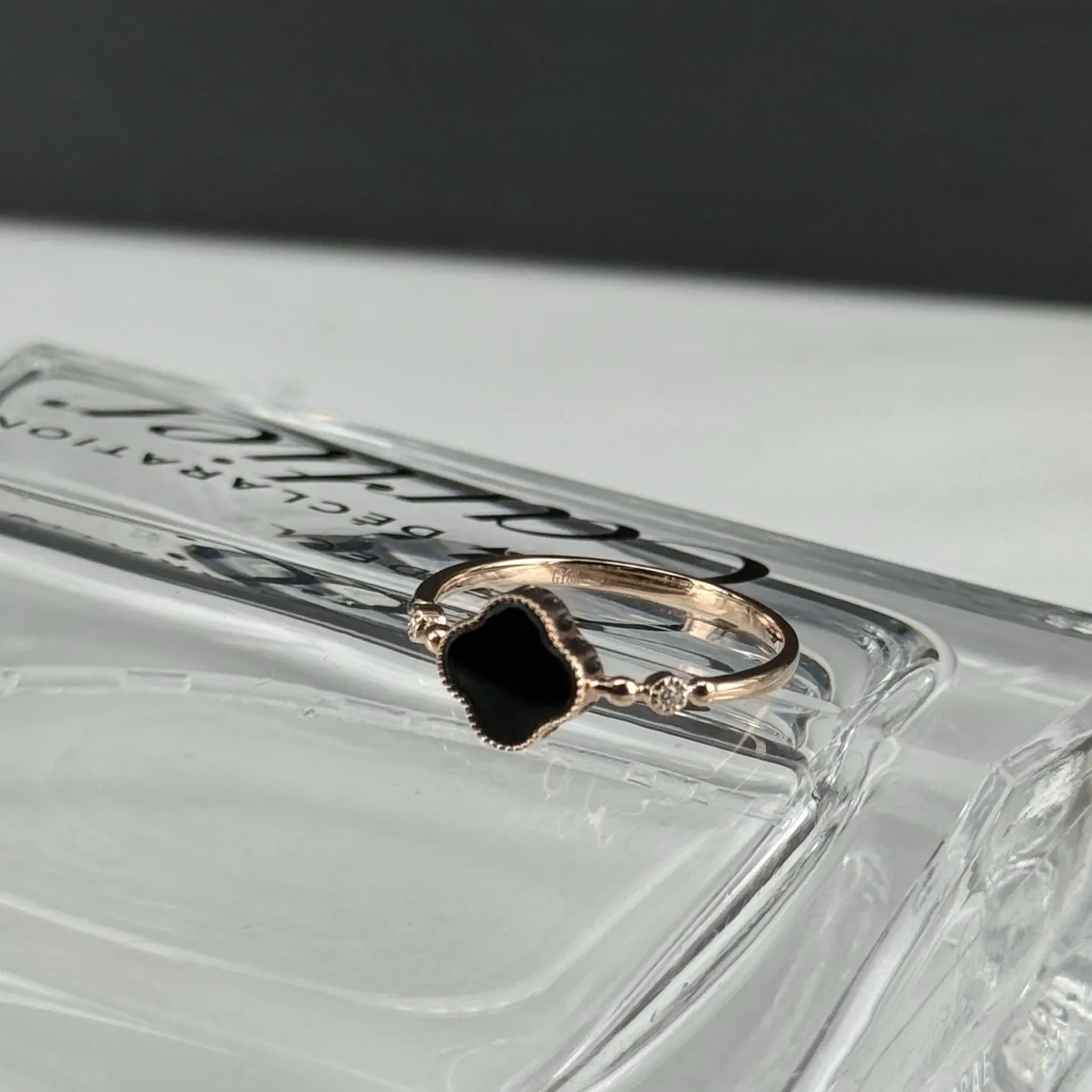 精品18k墨翠四叶草女戒 种好色正 黑度极好 打灯通透 油性十足