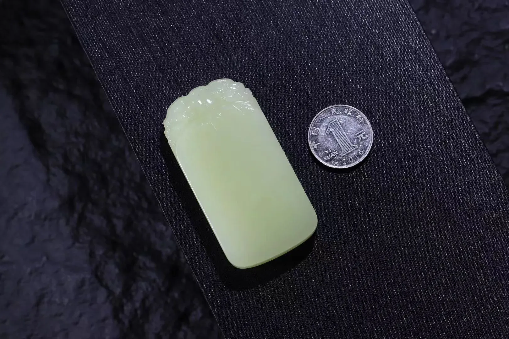 精选美物
【黄玉·无事牌】精品黄口料，玉质细腻，色若蒸栗，脂润馨香，无事无物，简单典雅，纯手工打磨，抛光精细光洁，“无事牌”又被当作“许愿牌”，把祝福许在“ 平安牌”上，愿望就能实现，并守护一生。历尽世间苍桑，伴君喜乐安康。
【规格】72-37-10mm,69.4g