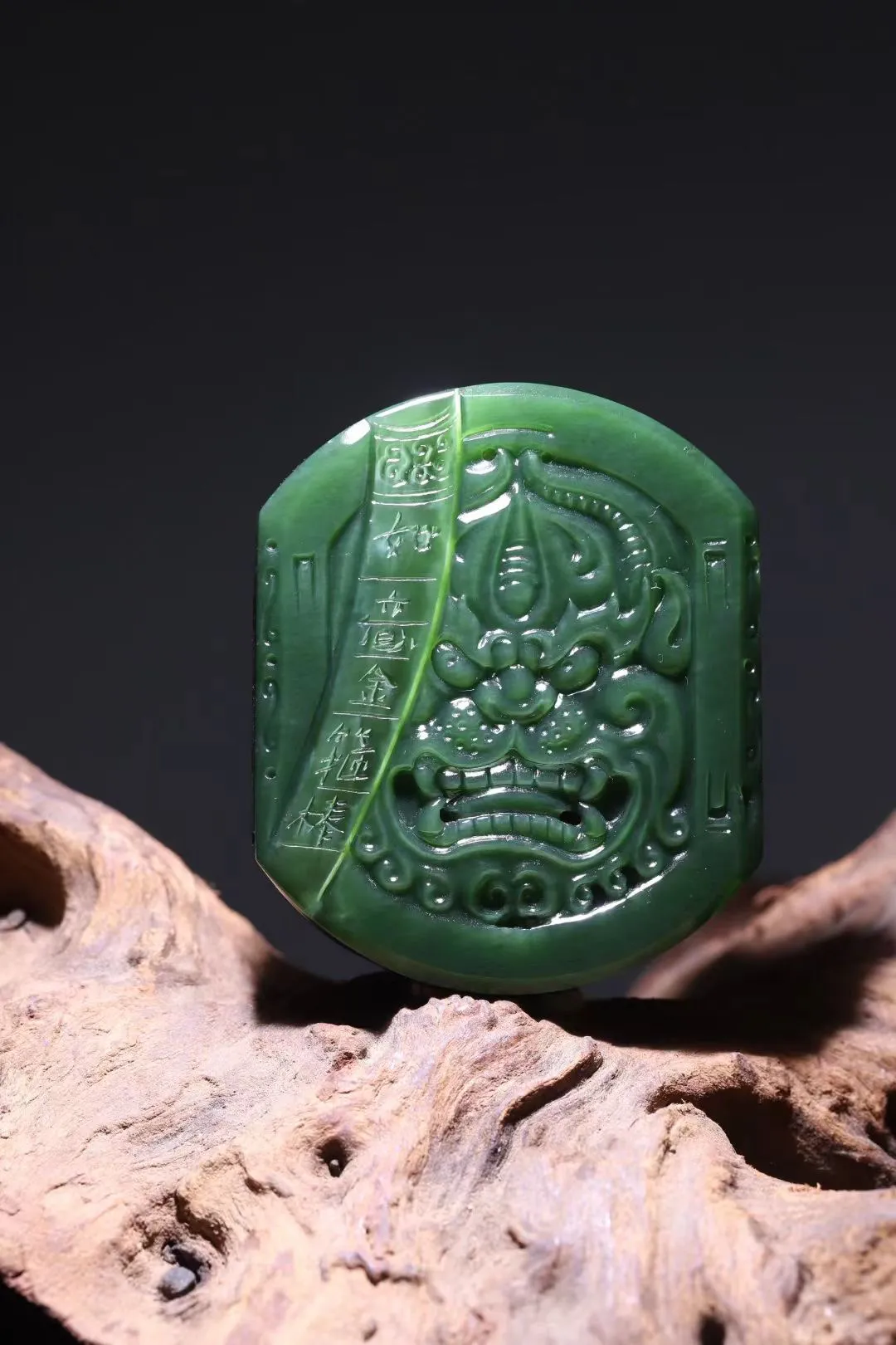收藏美物
【大圣归来】金猴奋起千钧棒，玉宇澄清万里埃。油润润的老坑碧玉猫眼料，规整大气，如意称手！纯手工精雕细琢，幻世当空，恩怨休怀，舍悟迷离，六尘不改，且怒且悲且狂哉，放纵桀骜，世恶道险终究难逃，称王称圣，五百年桑田沧海，志向不改，信念不衰。观赏把玩，意趣无穷。
【规格】58-49-14mm，85.5g