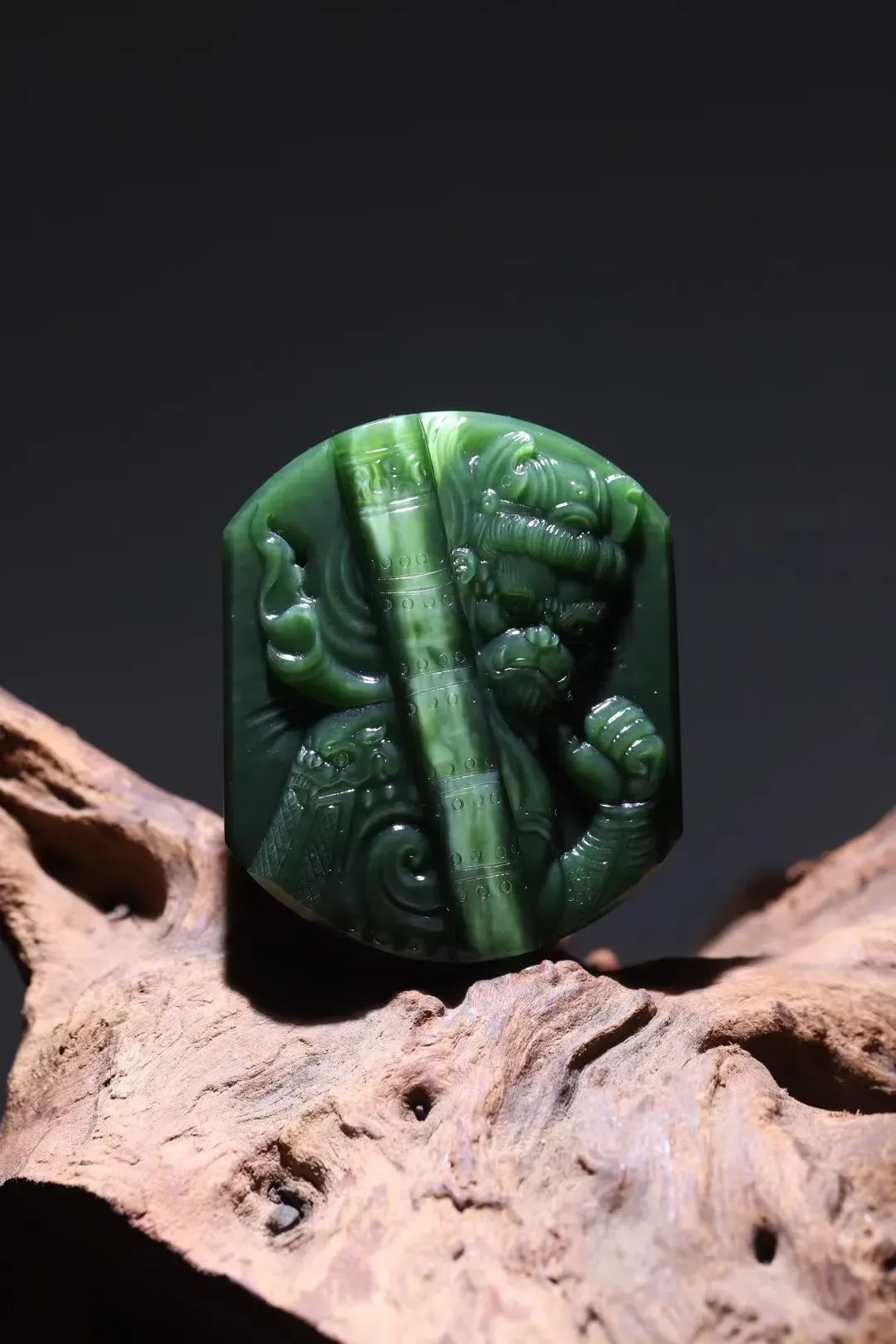 收藏美物
【大圣归来】金猴奋起千钧棒，玉宇澄清万里埃。油润润的老坑碧玉猫眼料，规整大气，如意称手！纯
