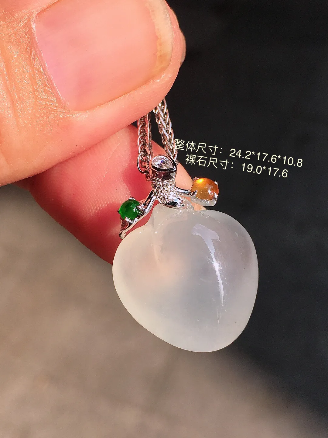 冰种桃子吊坠，玉质细腻，荧光感超
强，饱满圆润，尽显优雅气质，18k
金豪华镶嵌
