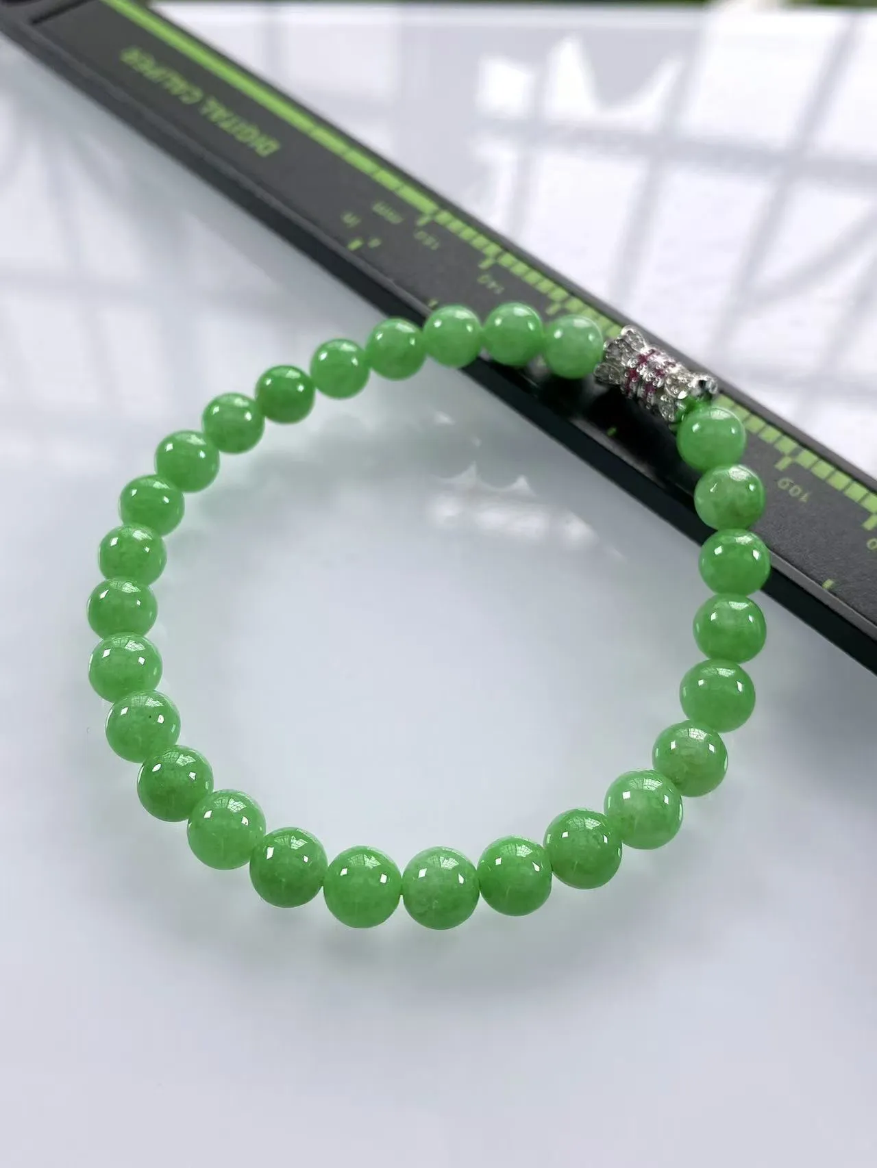 缅甸天然翡翠A货，卡6.3冰润满绿阳绿圆珠手串手链，尺寸：6.3mm/27颗，长度175mm，重量：13.28g
