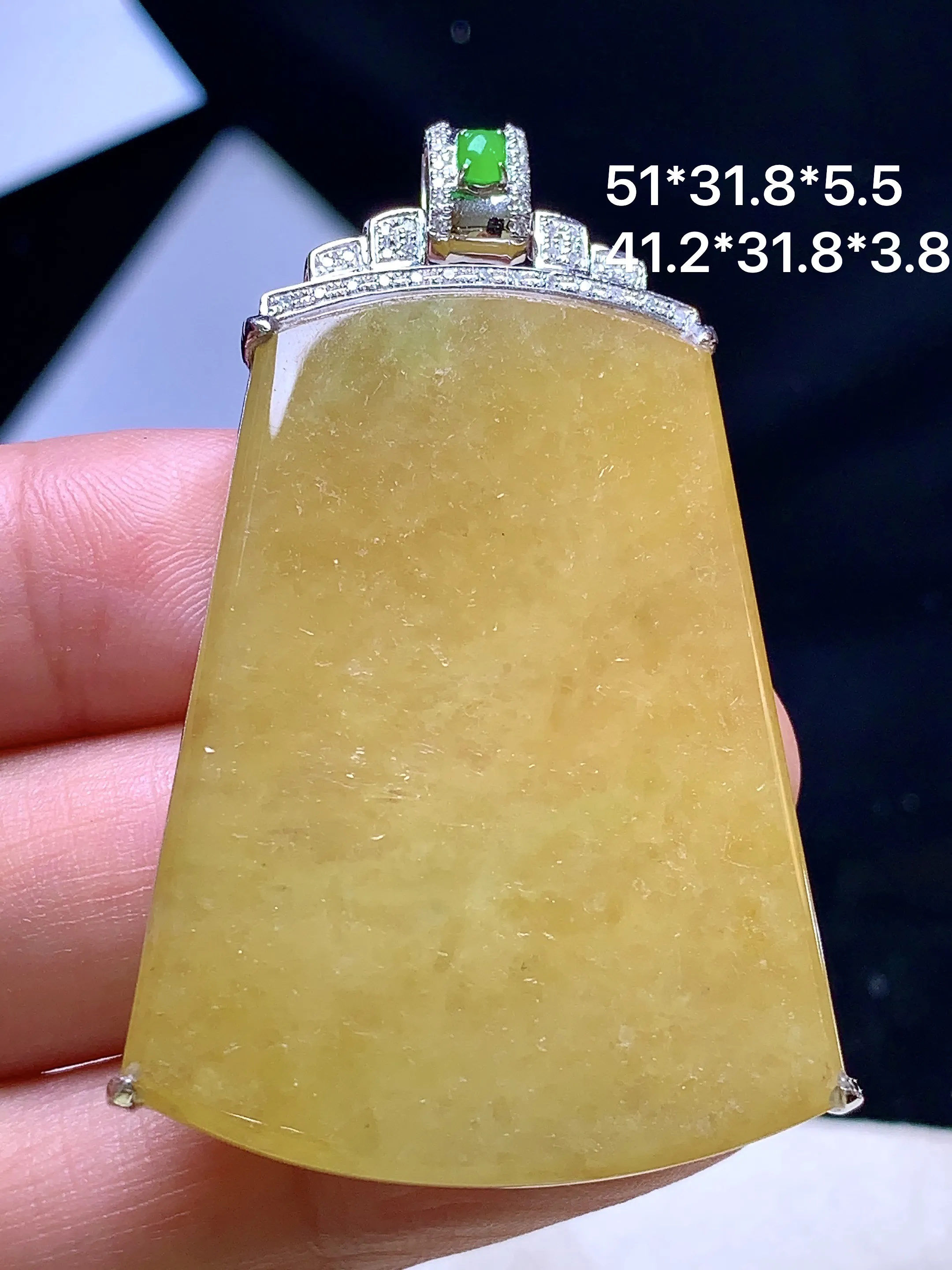 18k金钻镶嵌黄翡无事牌吊坠 玉质细腻 色泽清新艳丽 整体尺寸 51*31.8*5.5
