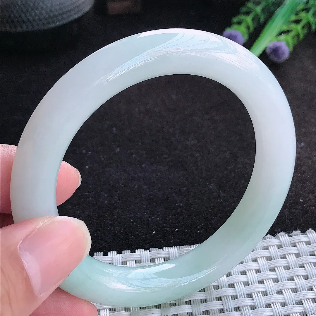 自然光54.5/10.7/10.2老坑秀气冰润浅绿圆条手镯天然翡翠玉镯百搭女款