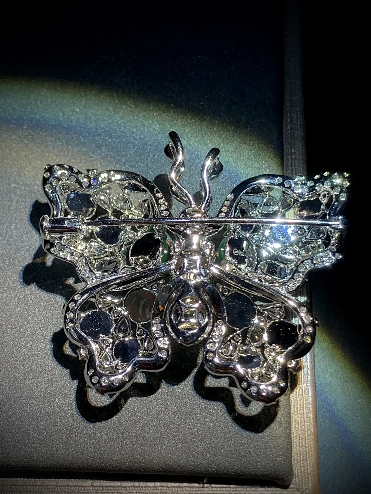 翡翠绿蛋面镶嵌胸针，
整体尺寸39-33.6-11mm，
18K金，南非钻，