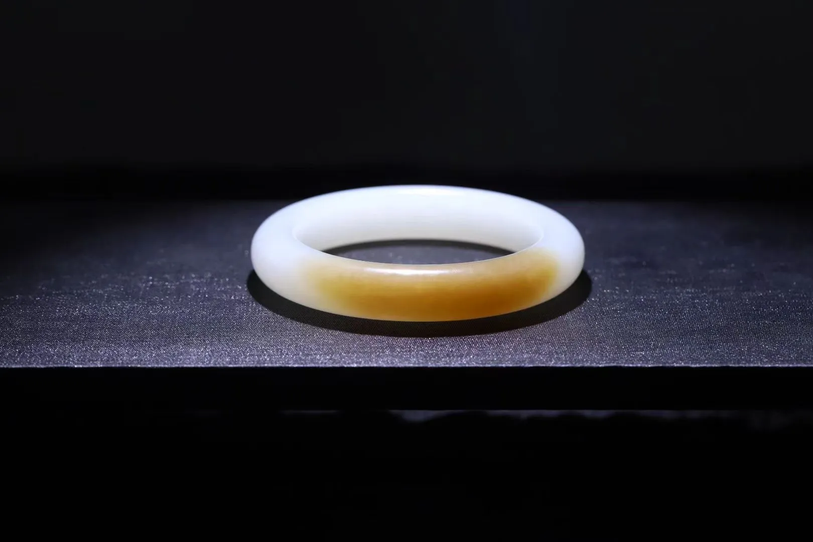 好东西只会越看越喜欢糖白手镯·53.5圈口
不得不说，好的糖白手镯无论怎么样，看起来真的是美的让人心动！颜值也从来没有让人失望过！
最为出彩的还是它的糖白适度，对各种穿衣搭配都不在话下，这样一支高品质糖白是很难得的自留款，还可以给女儿做嫁妆。
53.5-12-10mm，56.6g