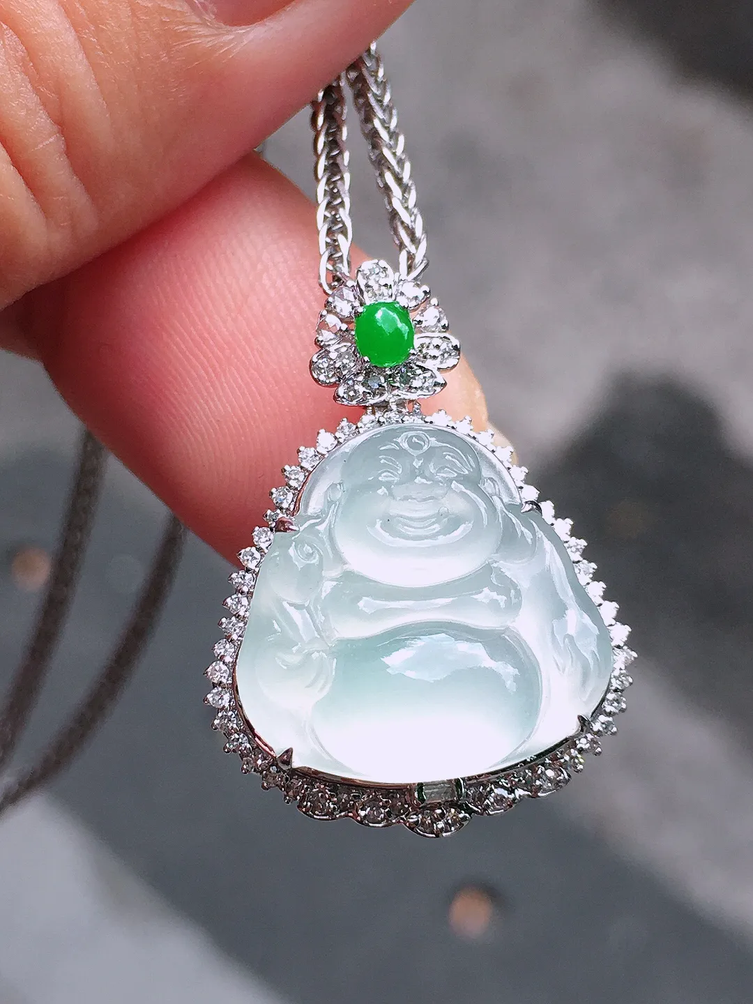 冰种佛公吊坠，玉质细腻，荧光感超
强，饱满圆润，尽显优雅气质，18k
金豪华镶嵌