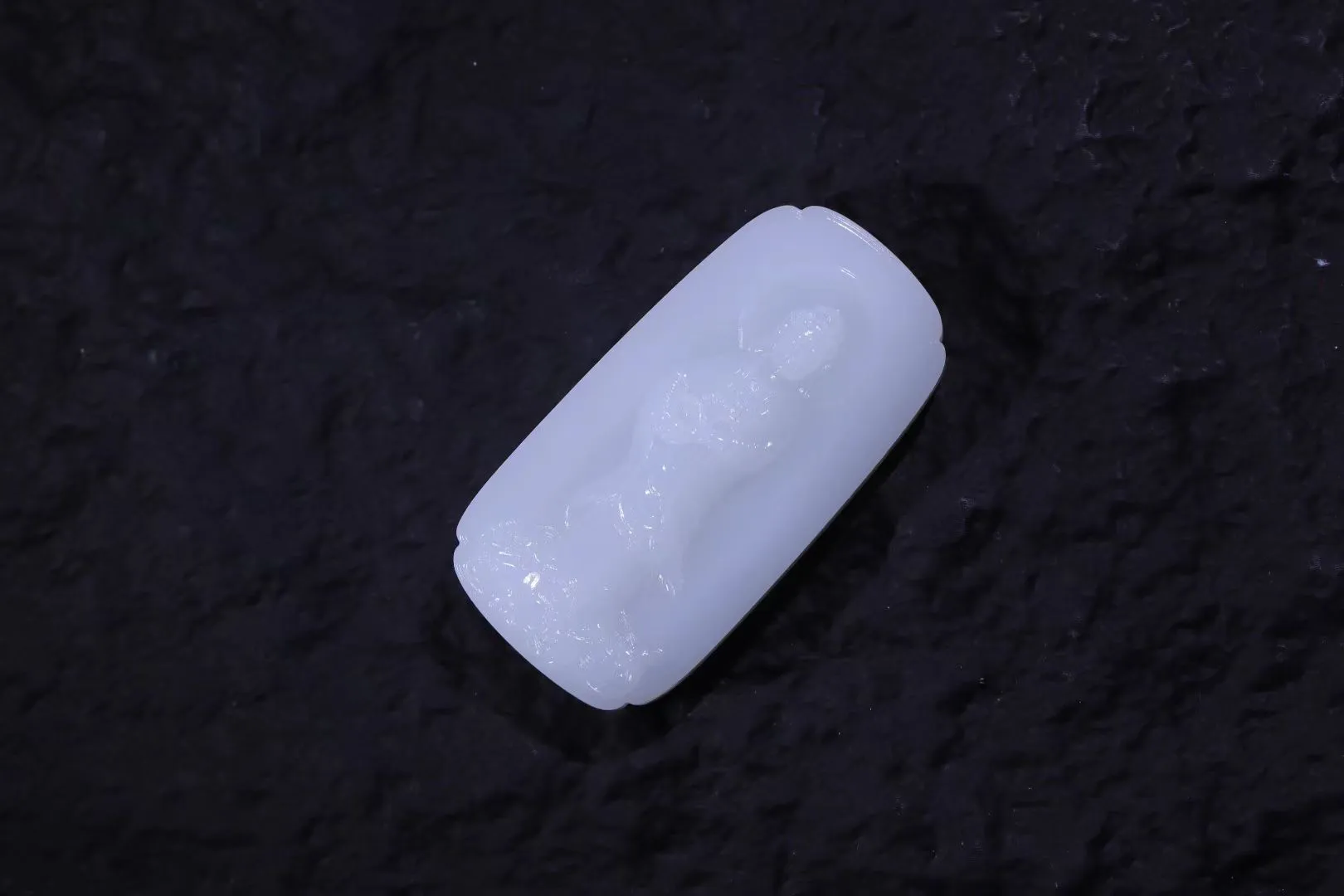 周末赏玉  闲‮雅情‬致​‎͏ 
 「普度众生」
白玉普度众生挂件‮观，‬音菩萨慈悲‮怀为‬，普度众生，救‮救苦‬难，佩‮观戴‬音，逢凶化吉，‮难遇‬成祥，‮音观‬送福‮观，‬音送子‮佩，‬戴观音，‮福多‬多寿，‮孙子‬满堂。65-33-11mm，53.7g
