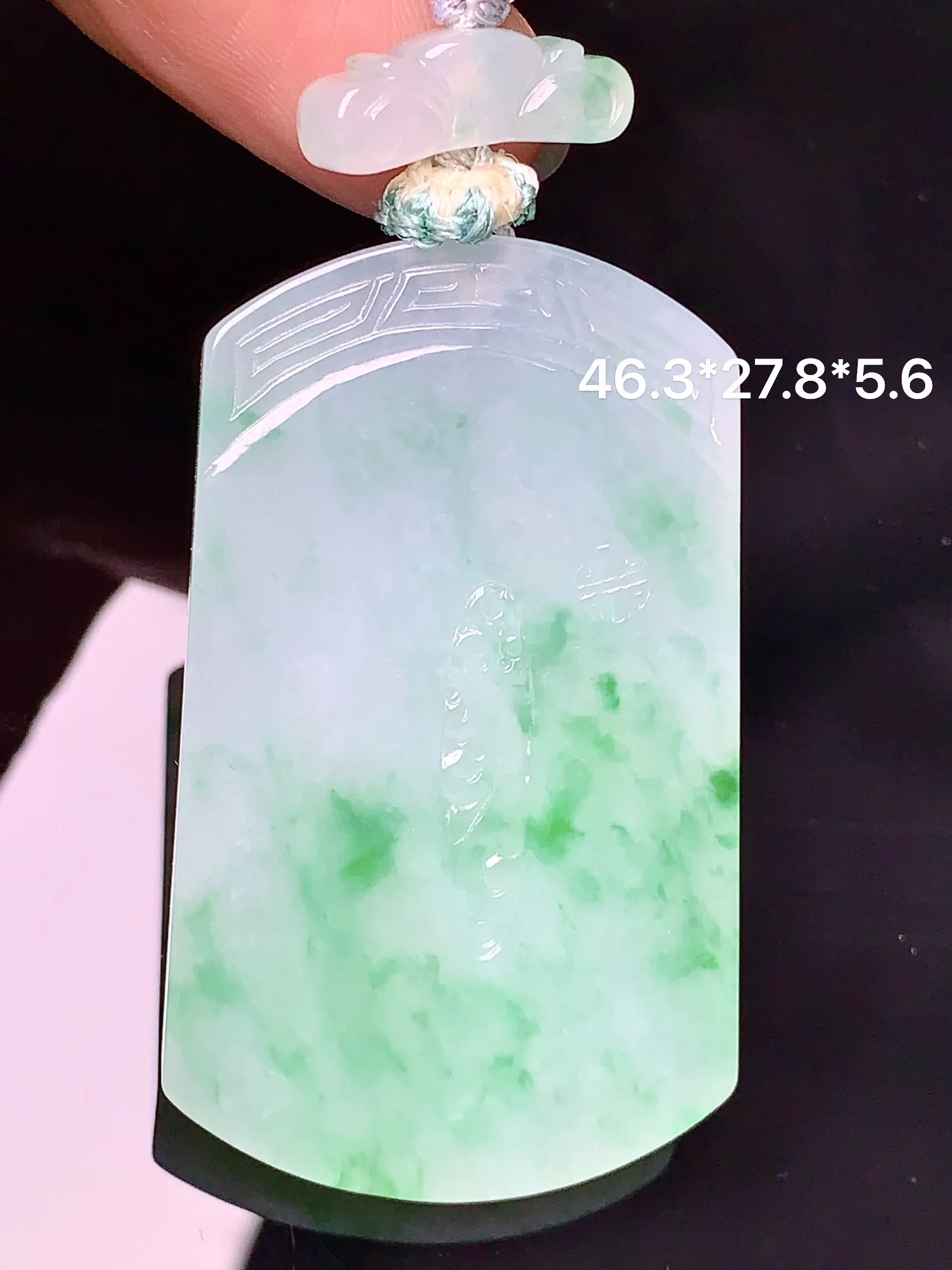 飘绿无事牌吊坠 玉质细腻 色泽清新艳丽 整体尺寸46.3*27.8*5.6