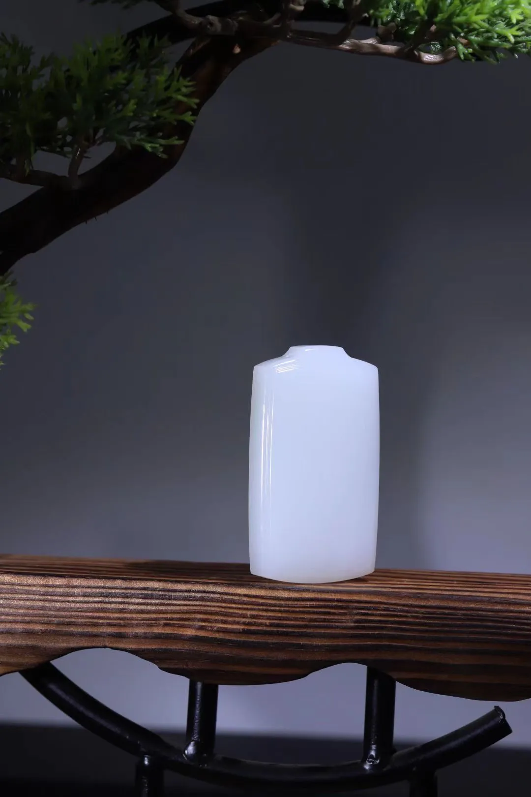 【平安牌】
和田玉白玉打磨平安牌。质地温润细腻，品质高贵，线条优美流畅，透出几分灵秀，光洁平坦，双