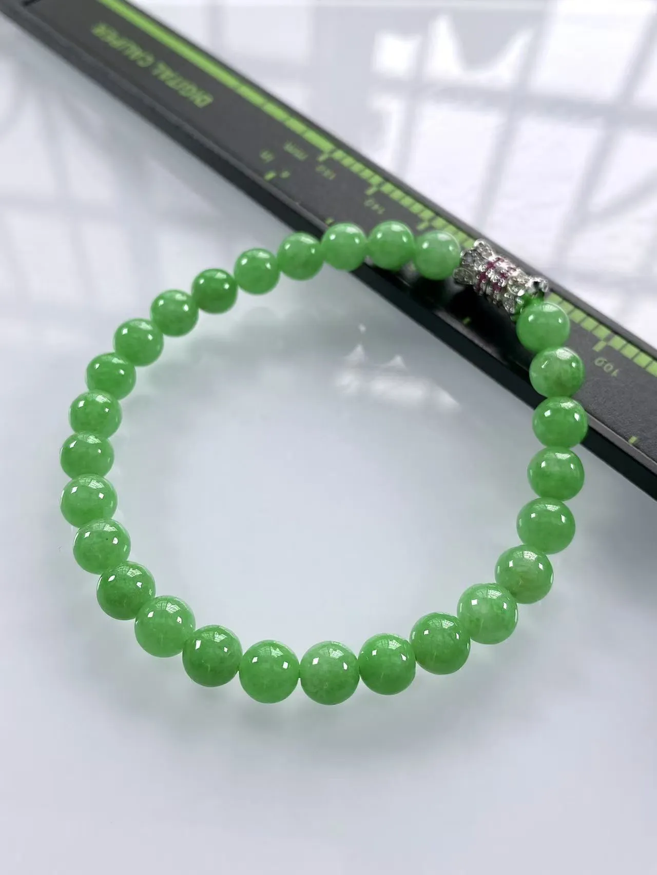 缅甸天然翡翠A货，卡6.3冰润满绿阳绿圆珠手串手链，尺寸：6.3mm/27颗，长度175mm，重量：13.28g