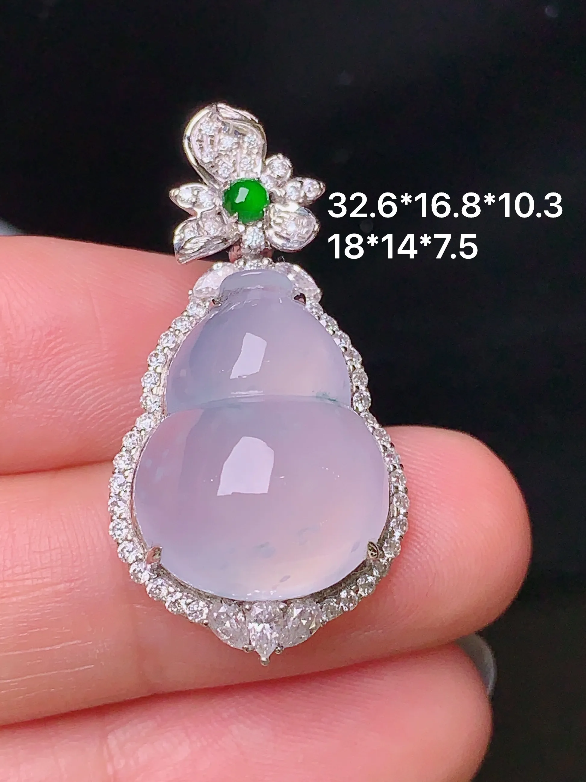 18k金钻镶嵌冰种葫芦吊坠 玉质细腻 色泽清新艳丽 整体尺寸32.6*16.8*10.3