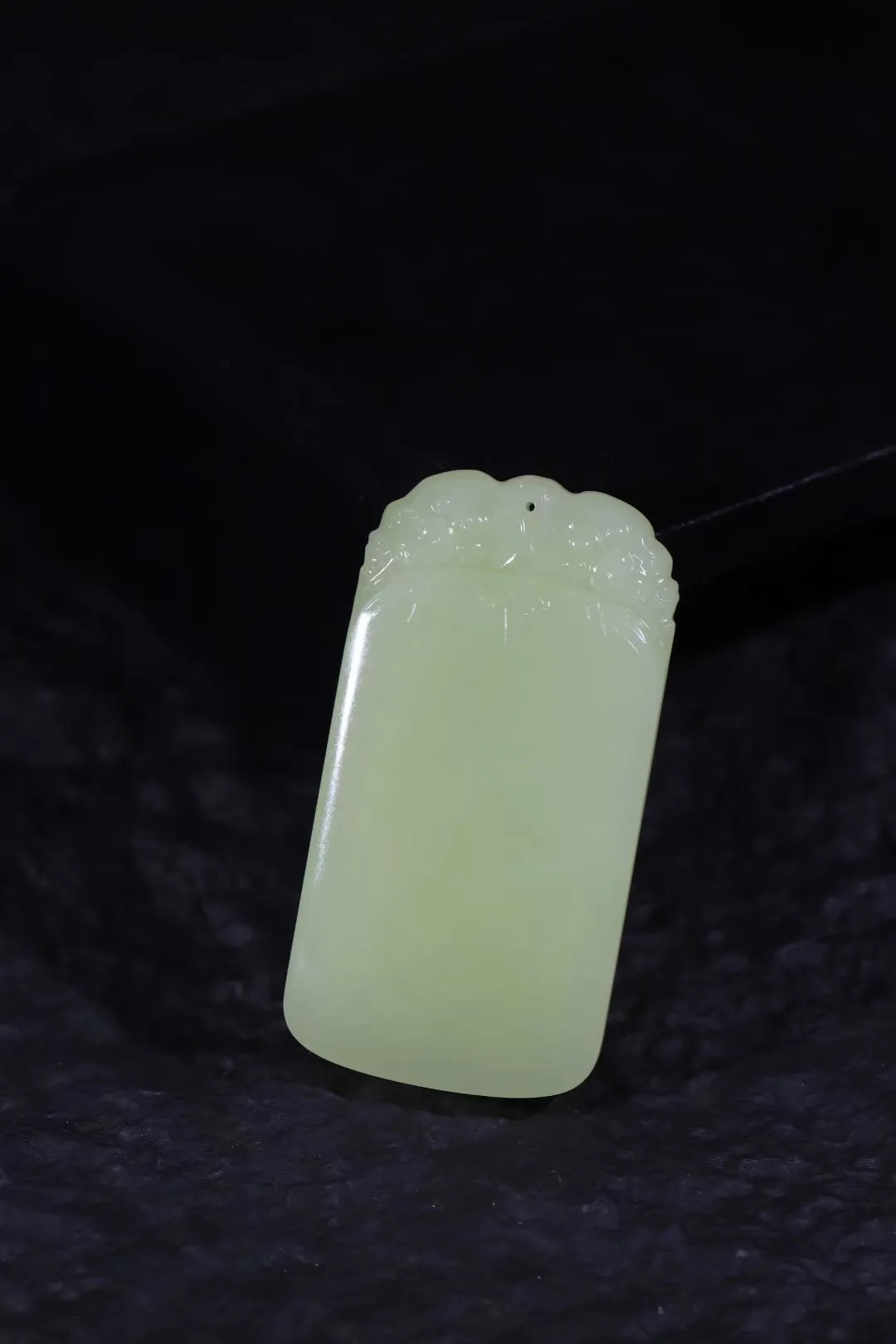 精选美物
【黄玉·无事牌】精品黄口料，玉质细腻，色若蒸栗，脂润馨香，无事无物，简单典雅，纯手工打磨，