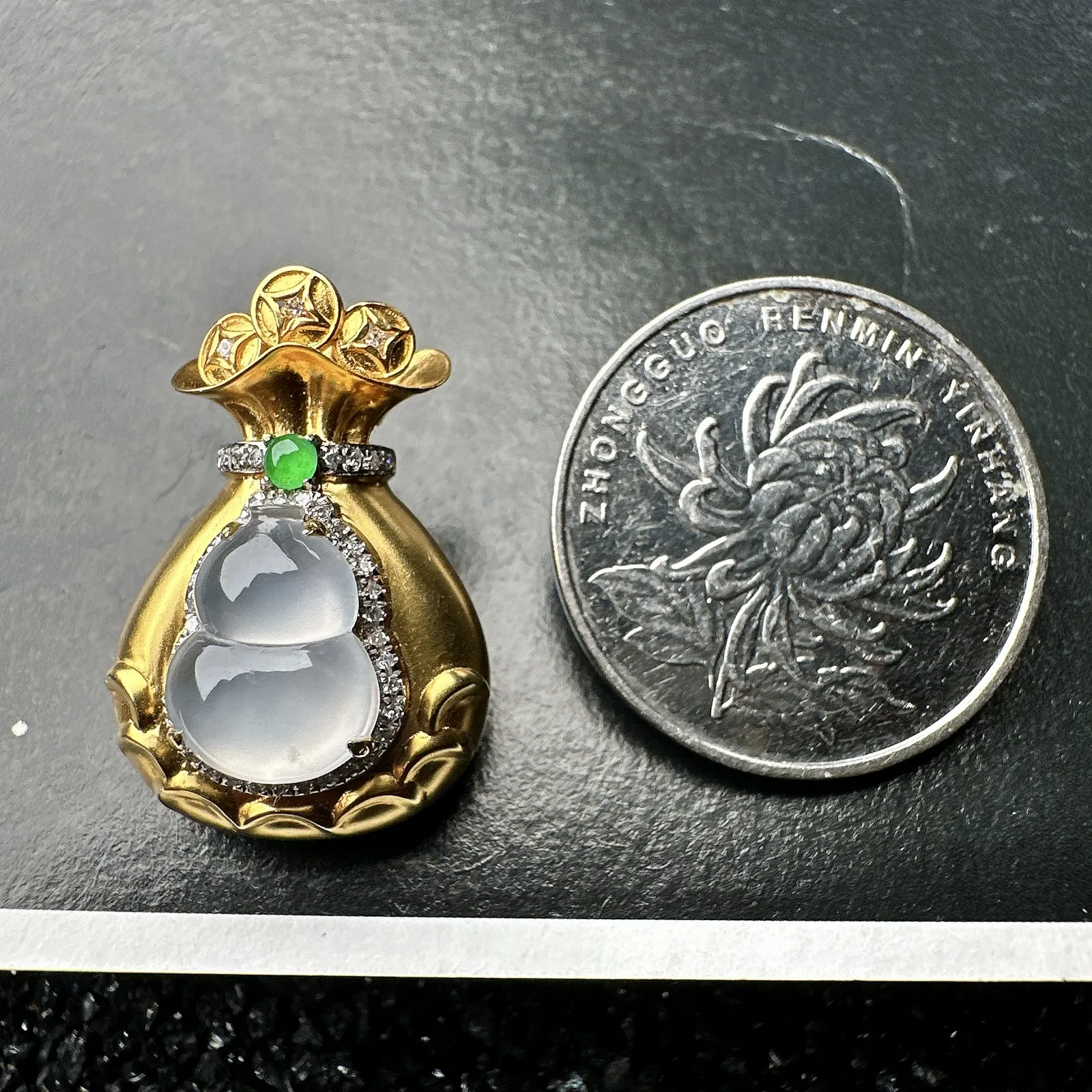 【冰种葫芦】质地非常细腻，通透度很好，18k金钻镶嵌，裸石尺寸11.3*8.6*3.4毫米
