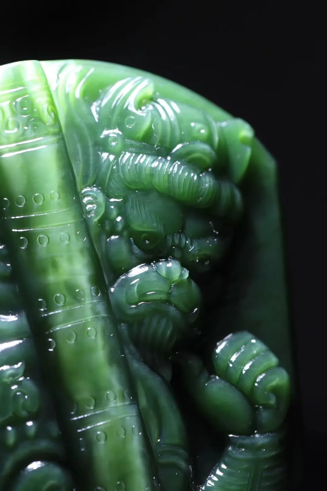 收藏美物
【大圣归来】金猴奋起千钧棒，玉宇澄清万里埃。油润润的老坑碧玉猫眼料，规整大气，如意称手！纯手工精雕细琢，幻世当空，恩怨休怀，舍悟迷离，六尘不改，且怒且悲且狂哉，放纵桀骜，世恶道险终究难逃，称王称圣，五百年桑田沧海，志向不改，信念不衰。观赏把玩，意趣无穷。
【规格】58-49-14mm，85.5g