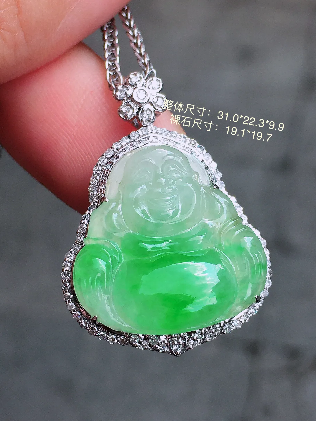 飘绿佛公吊坠，色泽艳丽，玉质细腻，荧光感超
强，饱满圆润，尽显优雅气质，18k
金豪华镶嵌