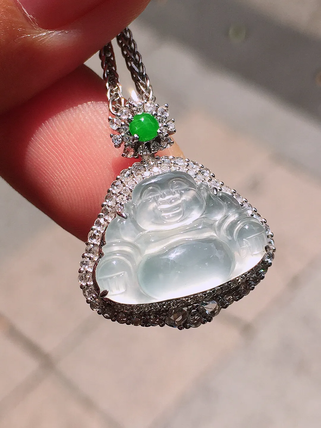 冰种佛公吊坠，玉质细腻，荧光感超
强，饱满圆润，尽显优雅气质，18k
金豪华镶嵌