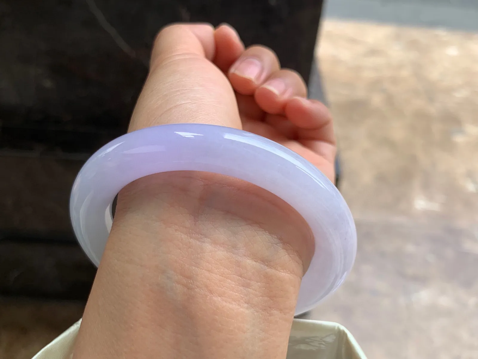 58-11mm
紫罗兰圆条手镯 底子细腻 颜色漂亮
