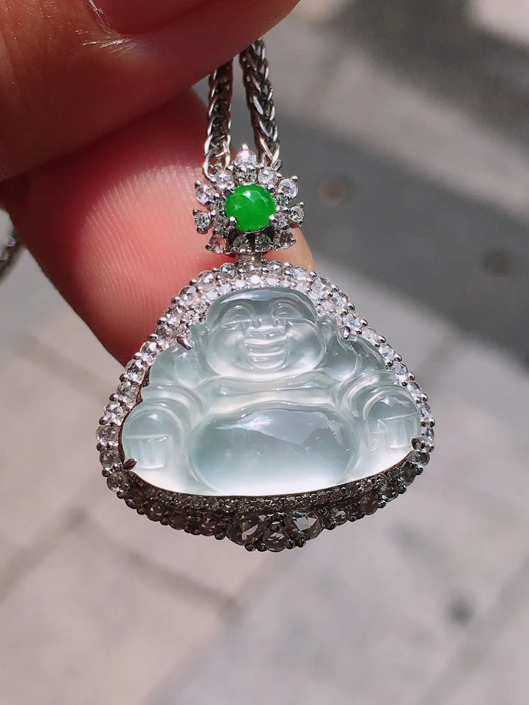 冰种佛公吊坠，玉质细腻，荧光感超
强，饱满圆润，尽显优雅气质，18k
金豪华镶嵌