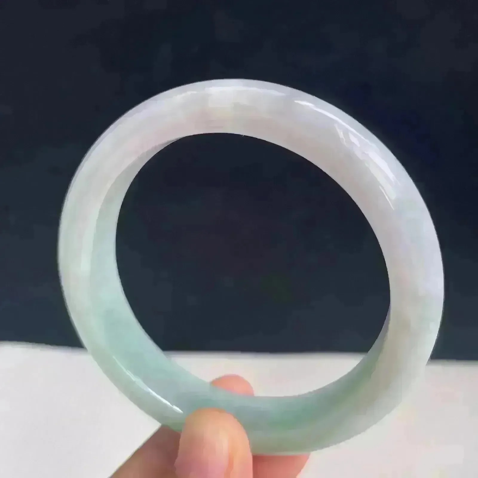 自然光拍摄54mm天然翡翠浅绿正圈手镯 52.32克