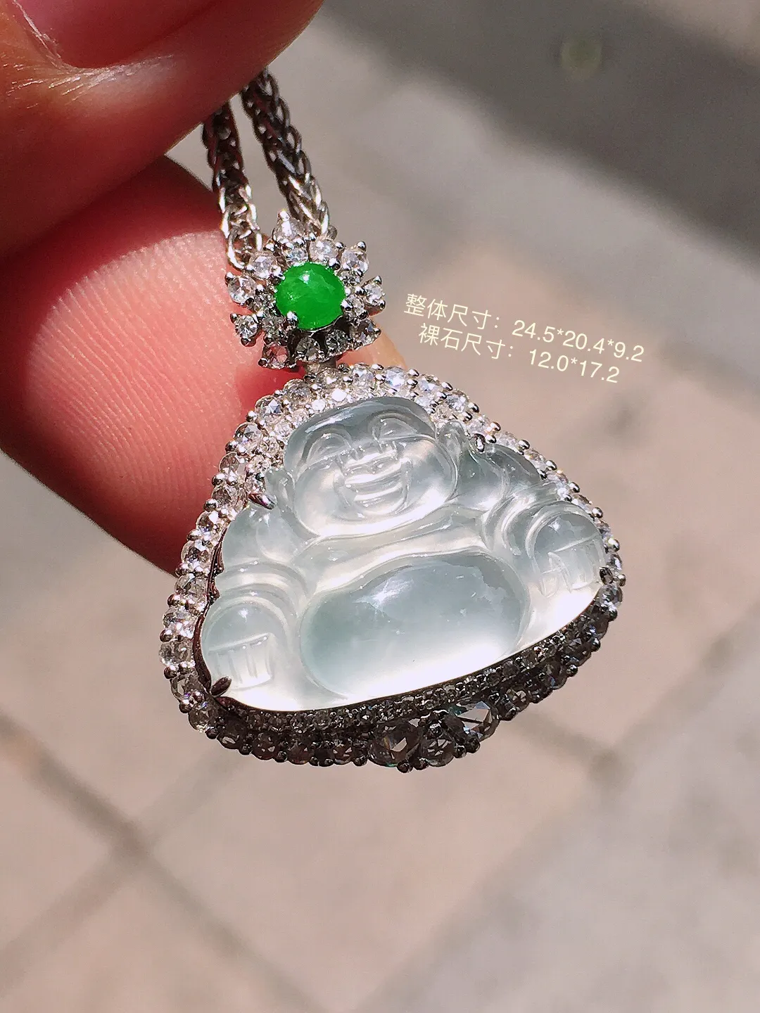 冰种佛公吊坠，玉质细腻，荧光感超
强，饱满圆润，尽显优雅气质，18k
金豪华镶嵌
