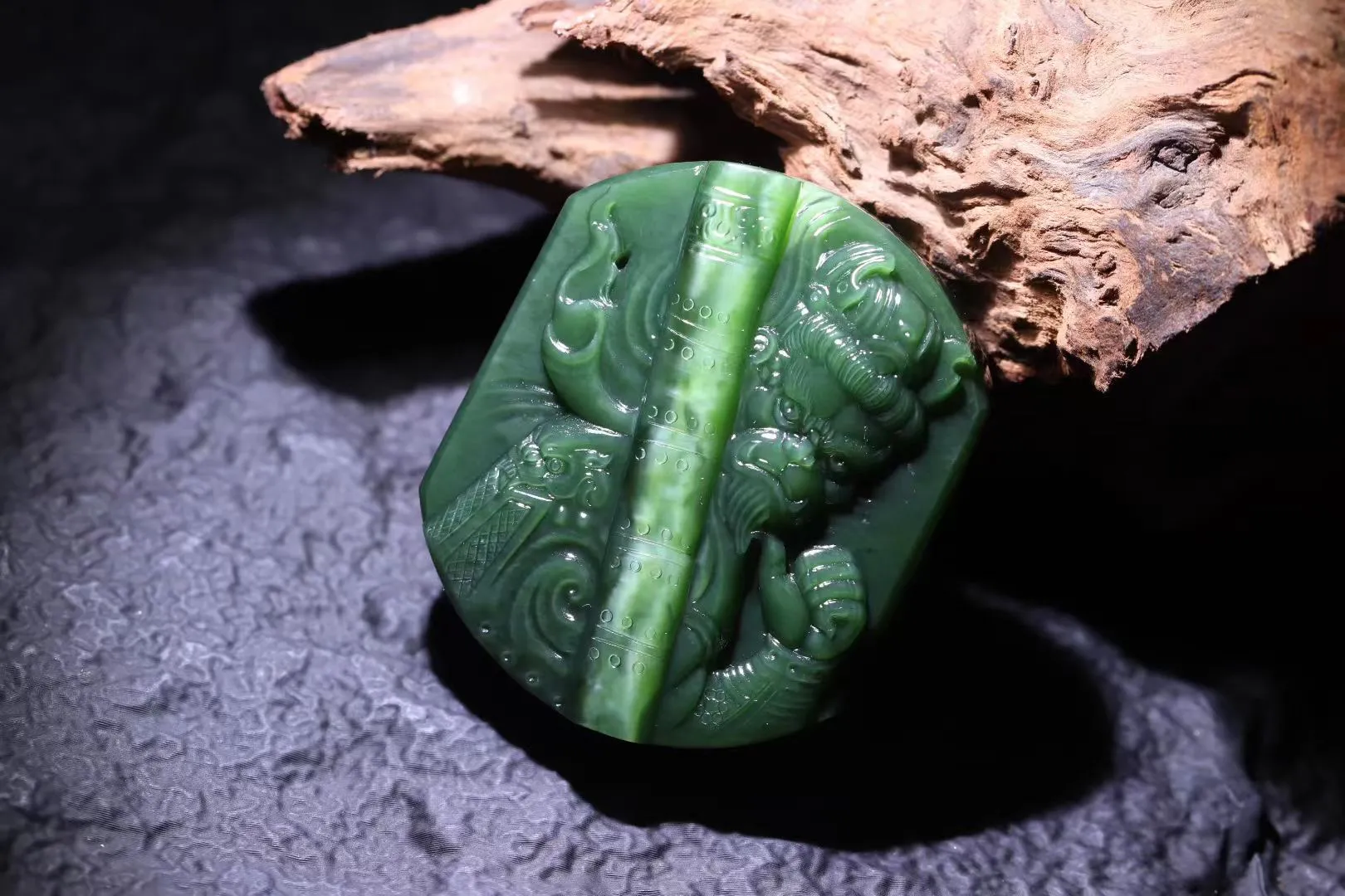 收藏美物
【大圣归来】金猴奋起千钧棒，玉宇澄清万里埃。油润润的老坑碧玉猫眼料，规整大气，如意称手！纯手工精雕细琢，幻世当空，恩怨休怀，舍悟迷离，六尘不改，且怒且悲且狂哉，放纵桀骜，世恶道险终究难逃，称王称圣，五百年桑田沧海，志向不改，信念不衰。观赏把玩，意趣无穷。
【规格】58-49-14mm，85.5g