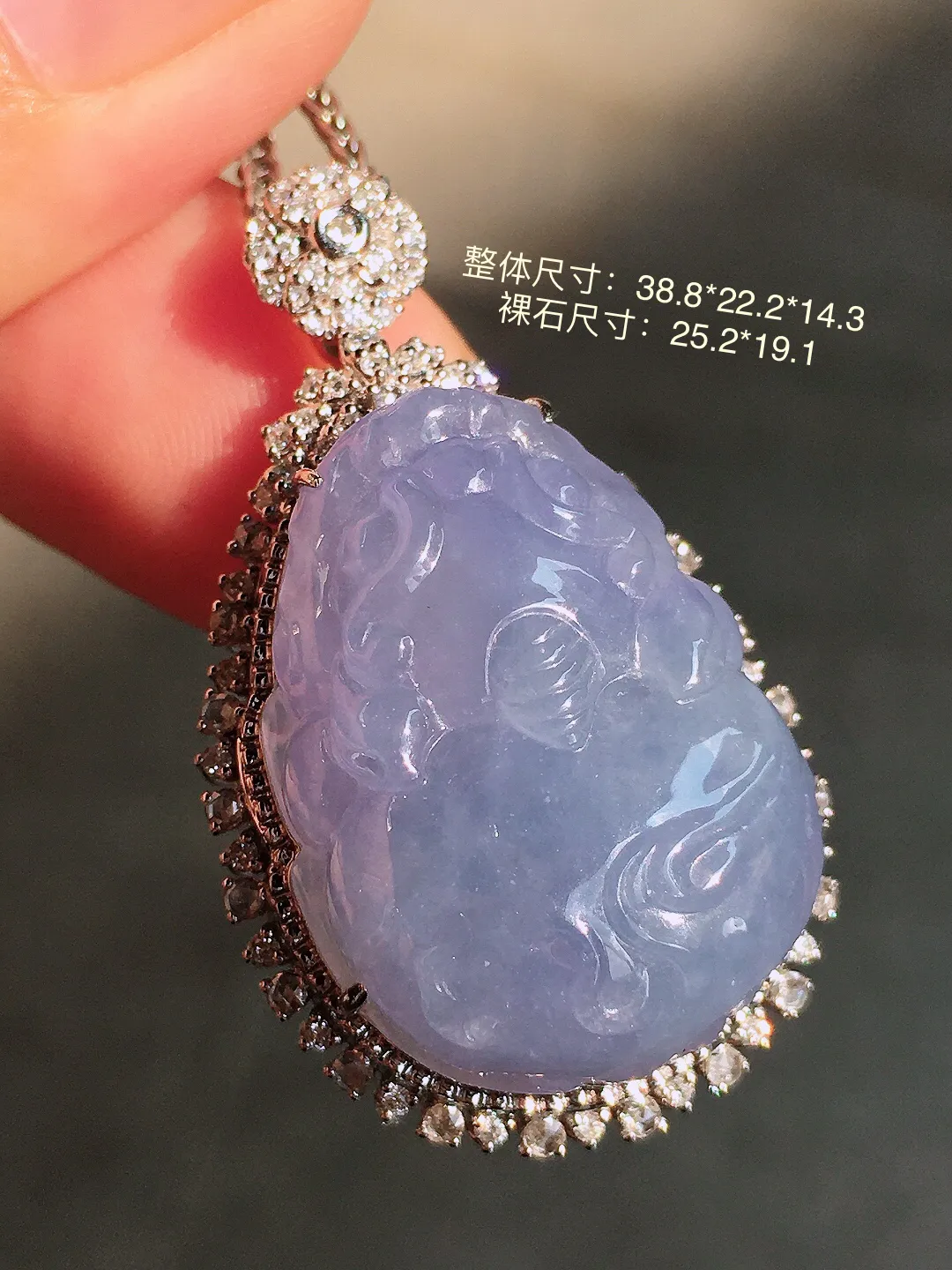 紫罗兰貔貅吊坠，色泽均匀艳丽，玉质细腻，荧光感超
强，饱满圆润，尽显优雅气质，18k
金豪华镶嵌