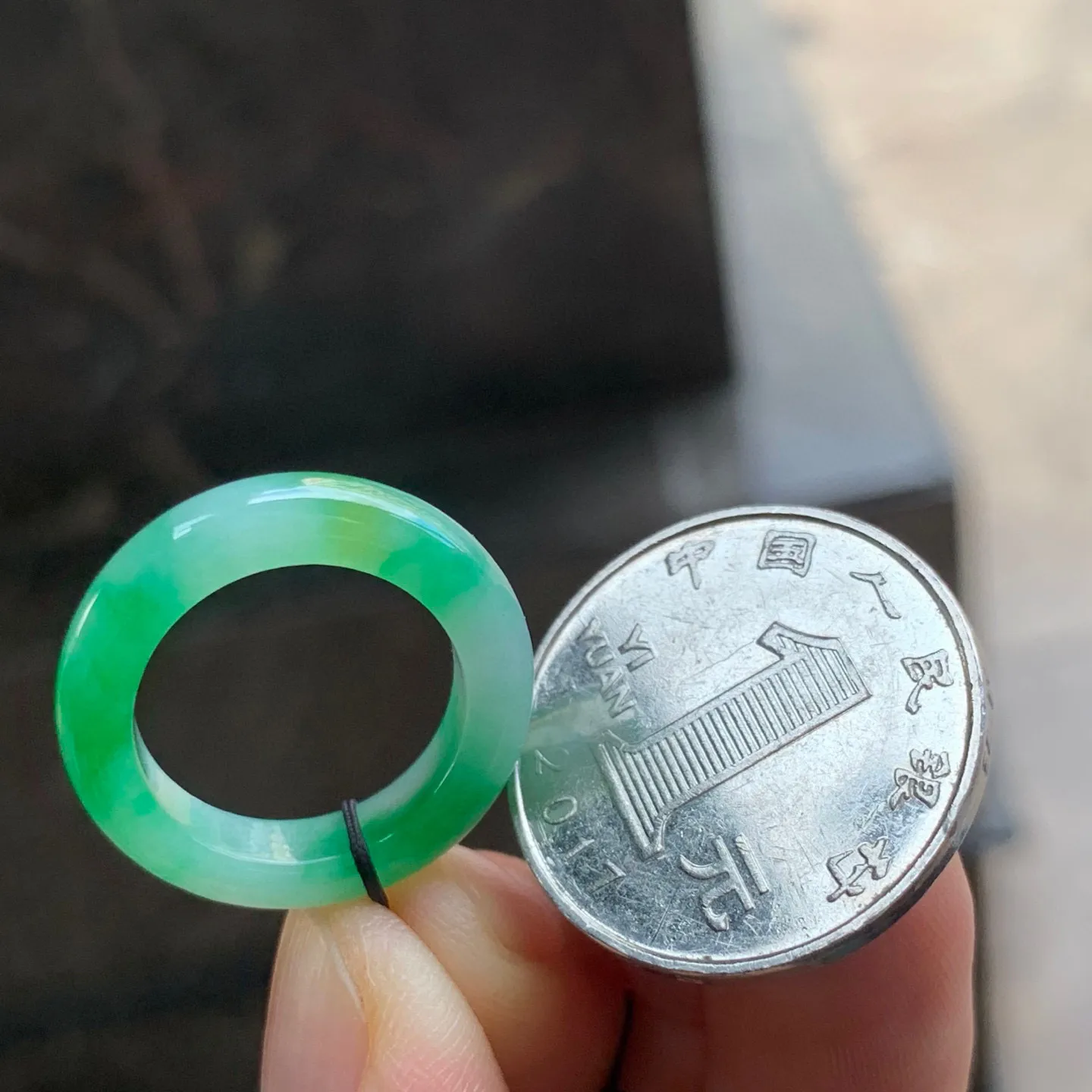 带色指环 颜色漂亮 水润