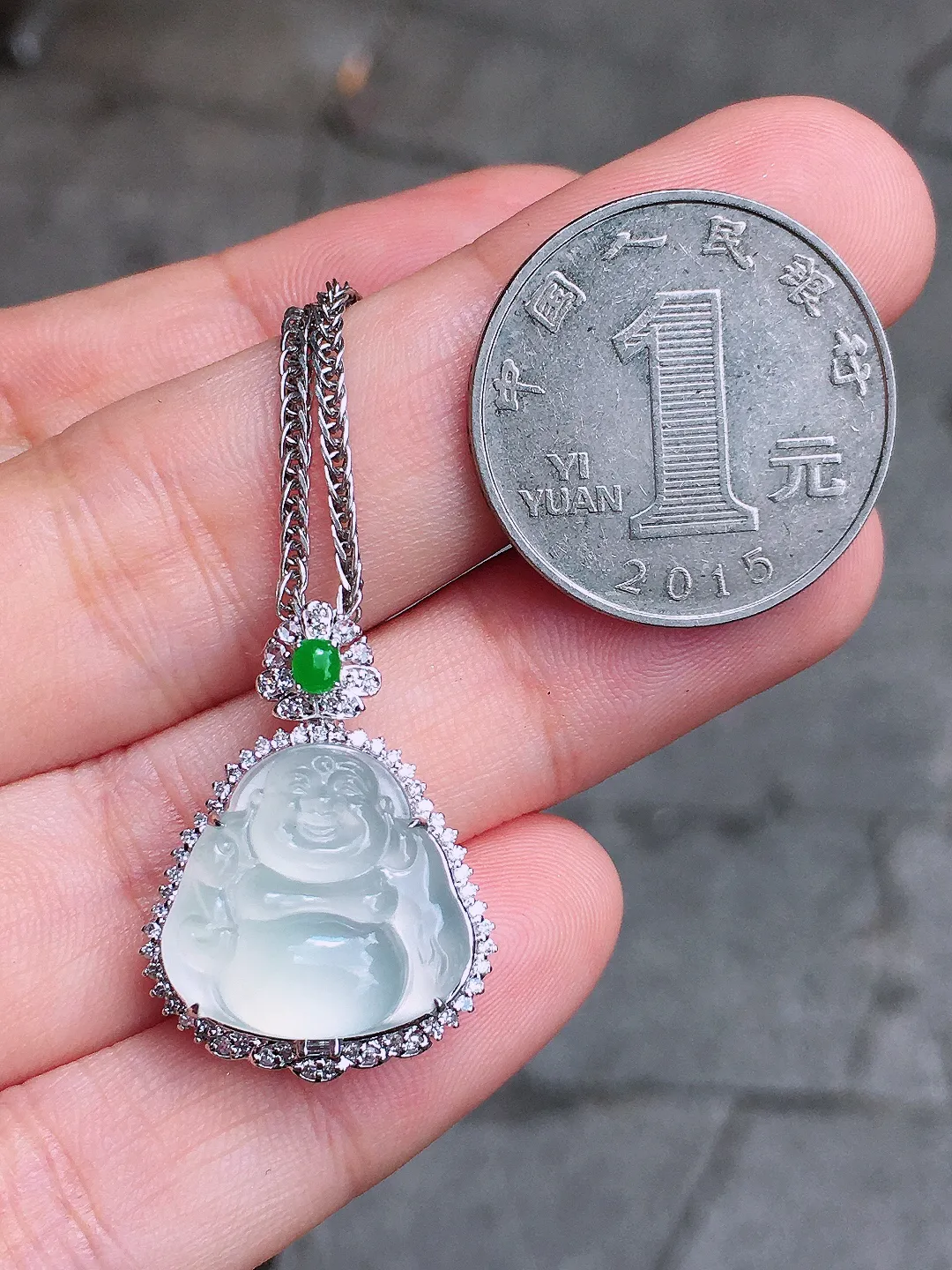 冰种佛公吊坠，玉质细腻，荧光感超
强，饱满圆润，尽显优雅气质，18k
金豪华镶嵌