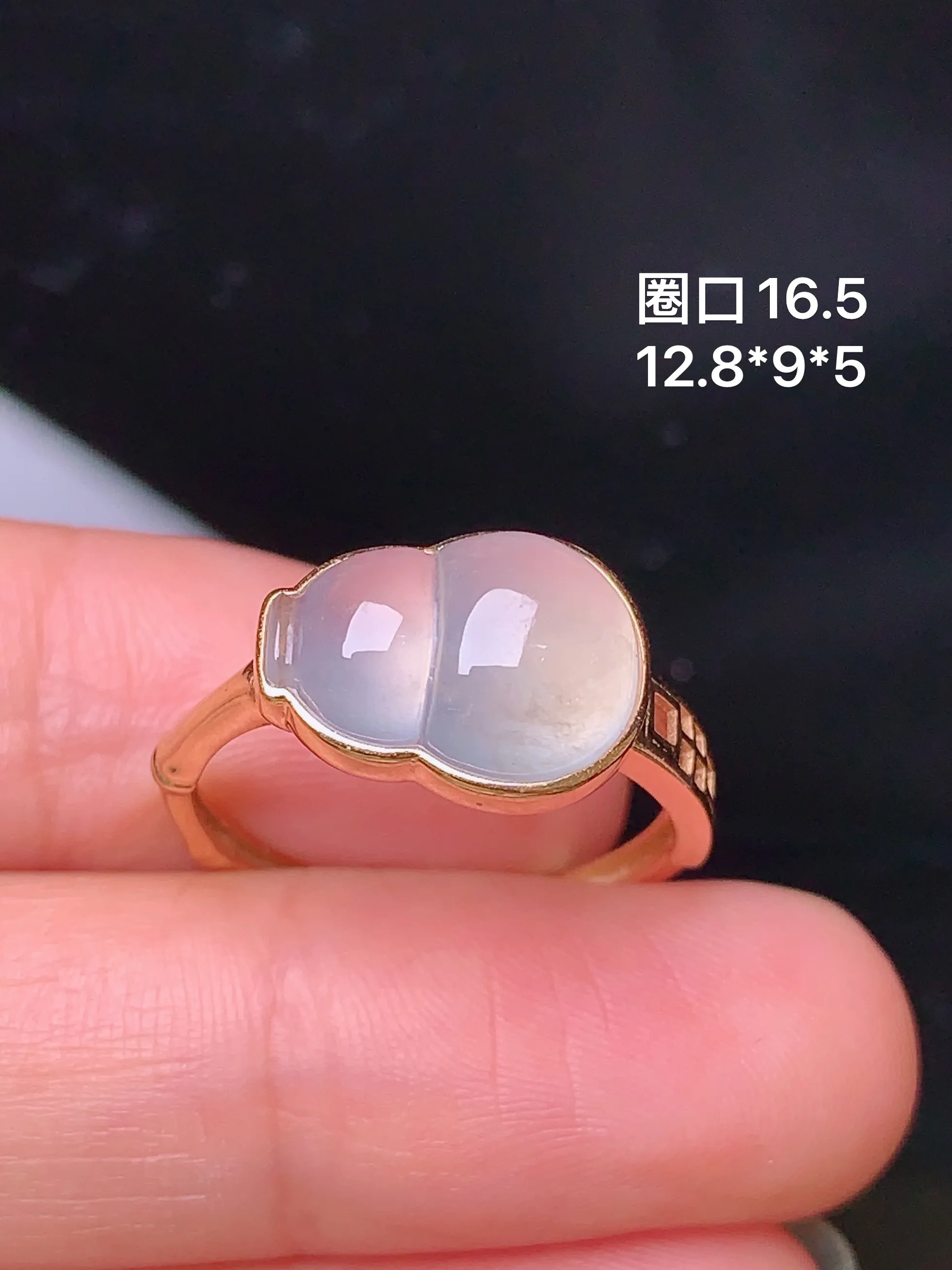 18k金镶嵌冰种葫芦戒指 玉质细腻 色泽清新艳丽 圈口16.5 整体尺寸12.8*9*5